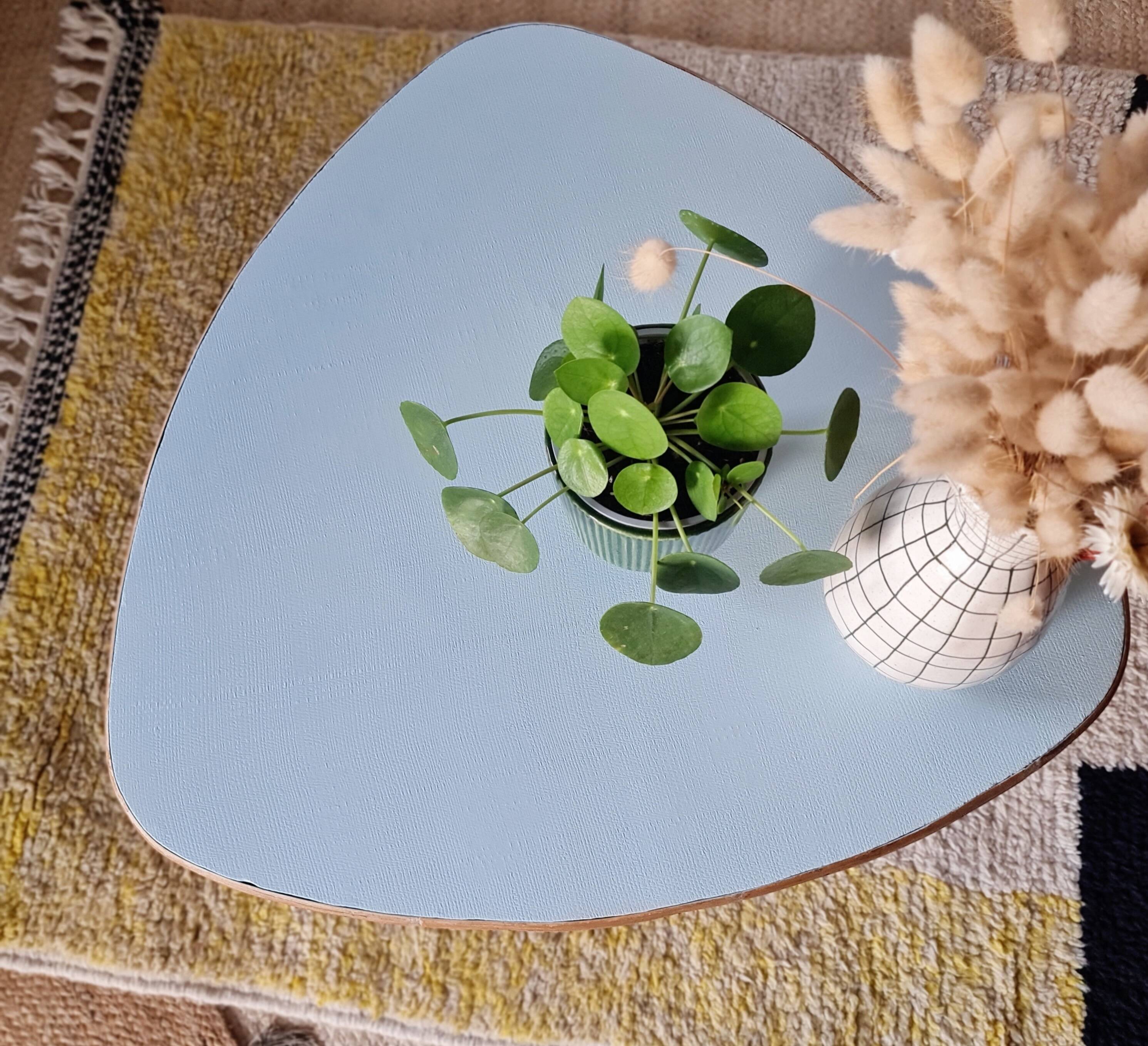 Table basse tripode – Rotin & Bambou – Plateau ovoïde bleu ciel