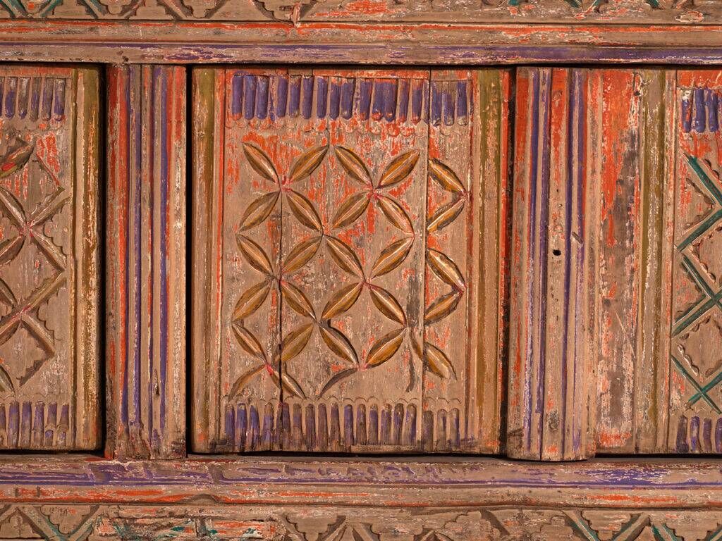 Meuble bas ancien sculpté polychrome en sapin – Xinjiang, vers 1900