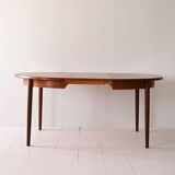 Extendable round table