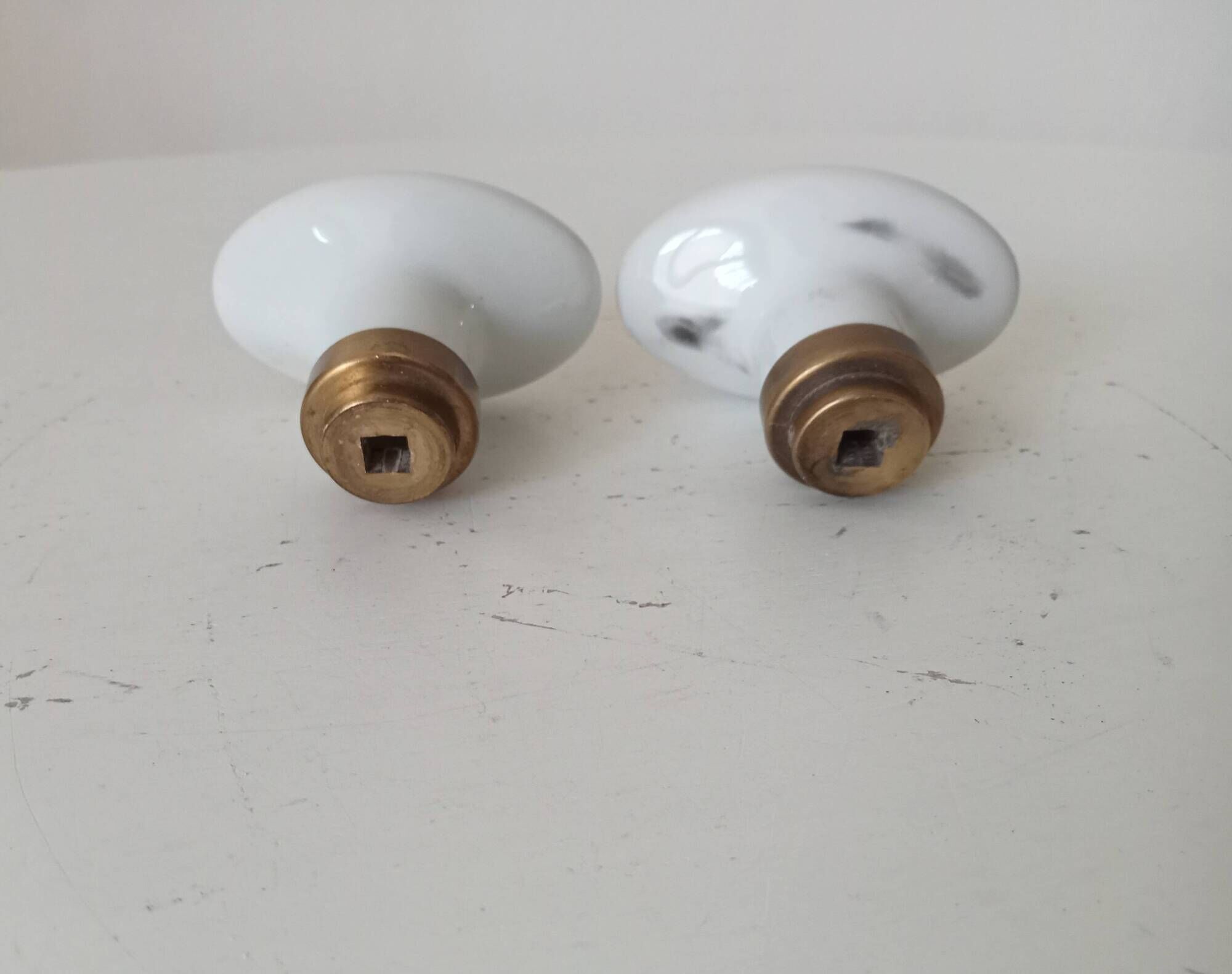 Pair of vintage door handles in porcelain and brass.