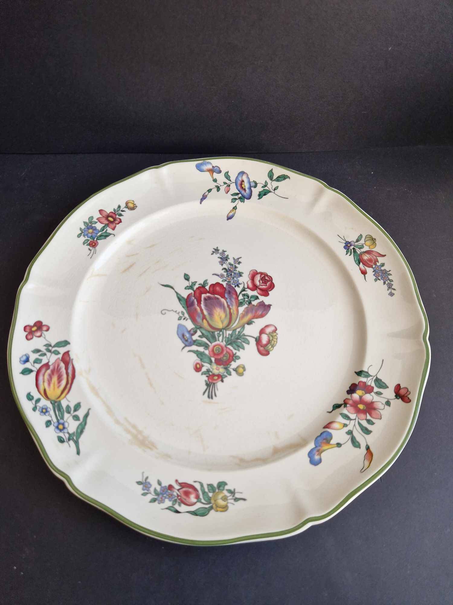 Large round ceramic serving dish Villeroy and Boch Mettlach model 1562.