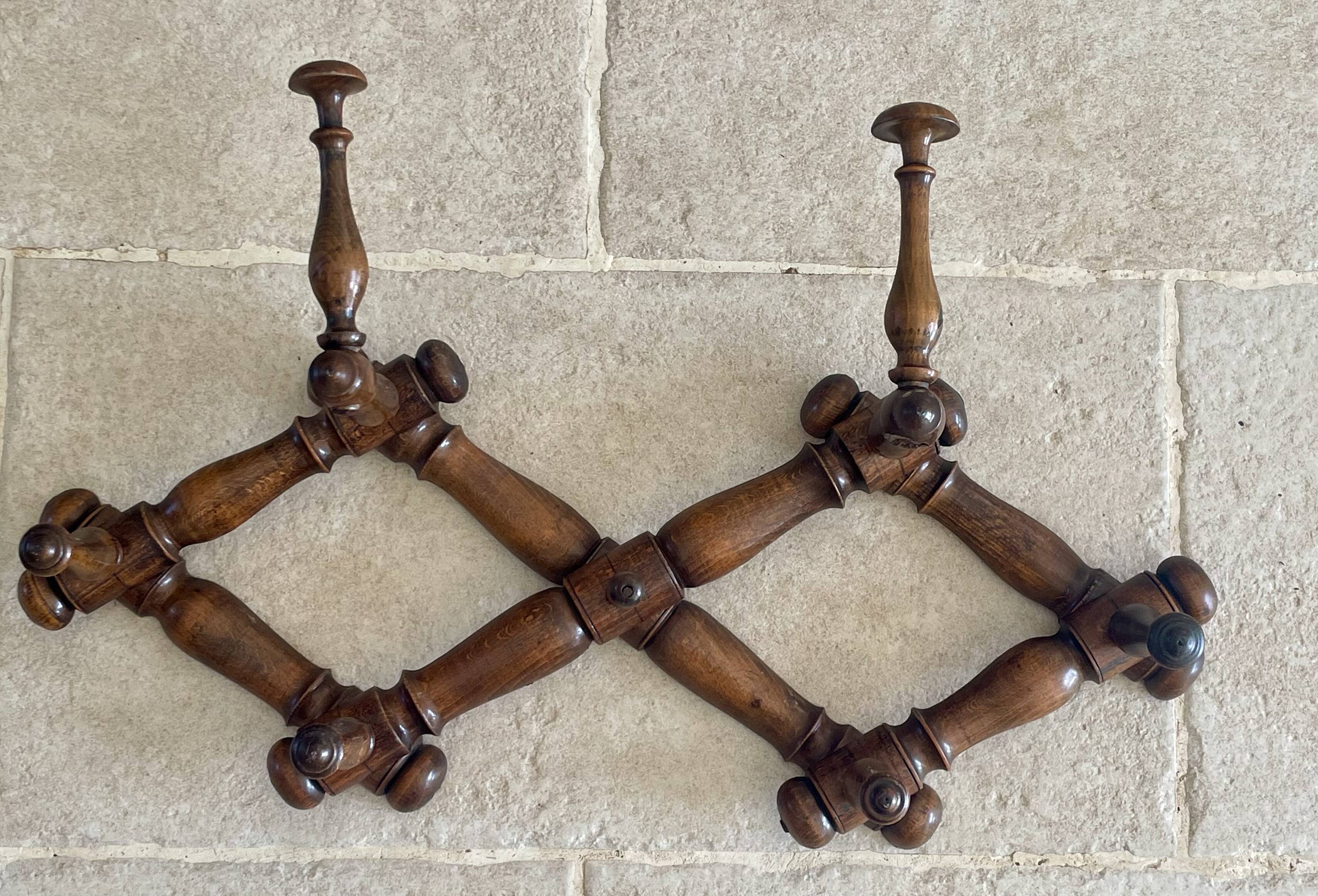 Wall-mounted accordion coat rack made of turned wood