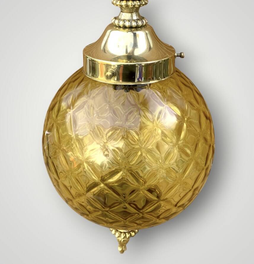 Suspension boule style Hollywood Regency en verre texturé et laiton doré