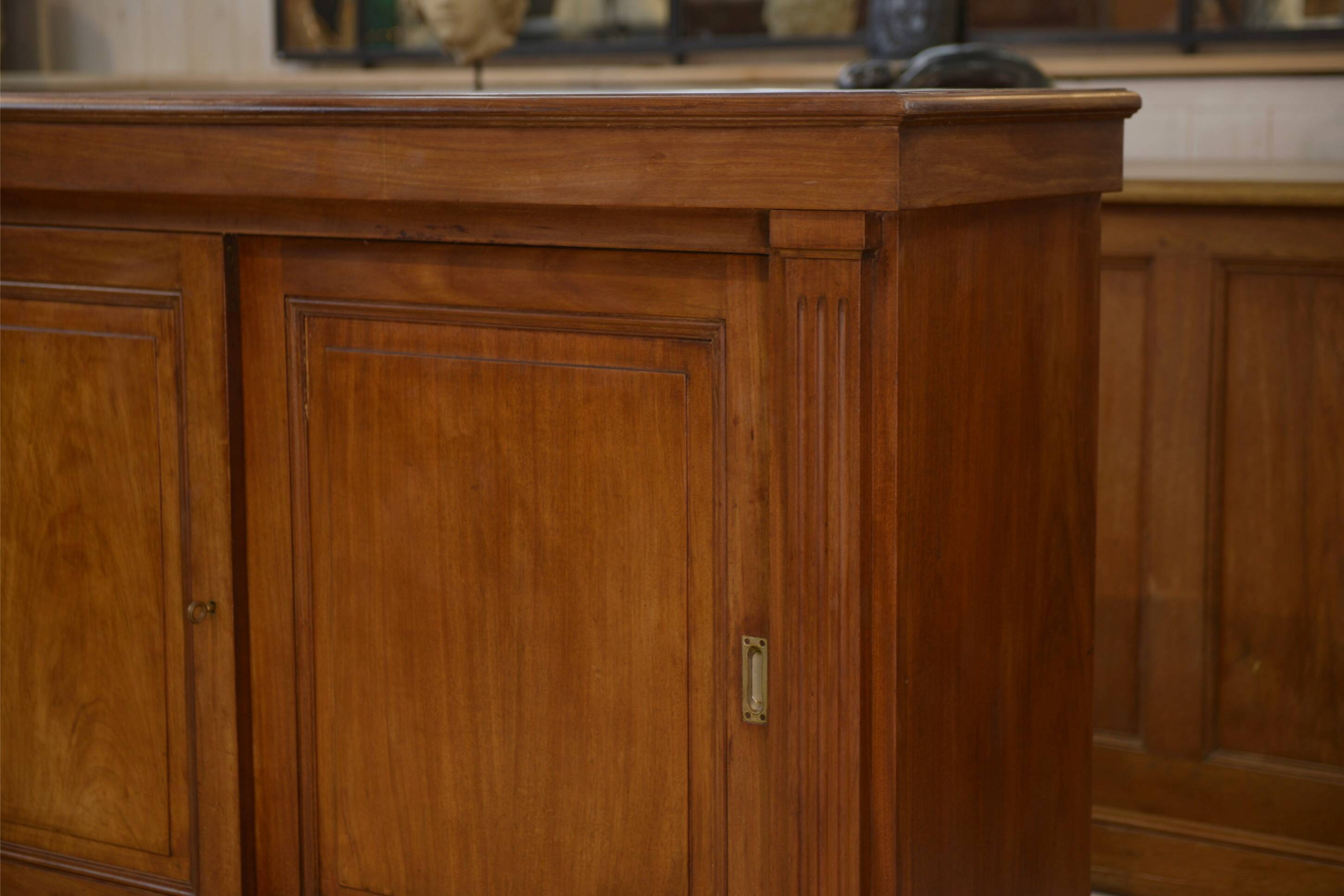 Mahogany workshop furniture with three sliding doors from the 1920s.
