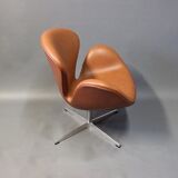 Fauteuil Swan en cuir classique cognac dessiné par Arne Jacobsen