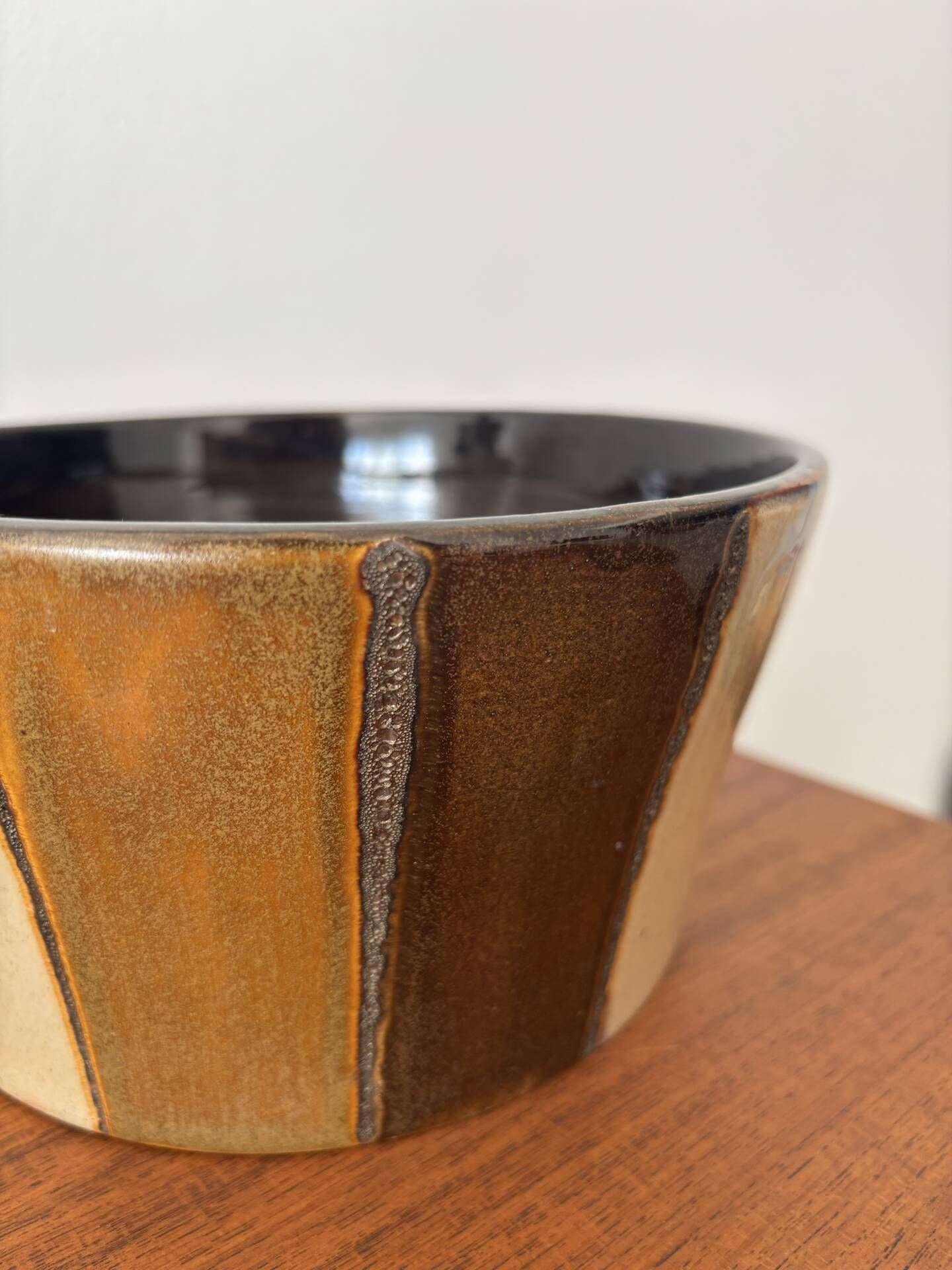 Vintage cache-pot in glazed ceramic, brown and beige geometric pattern.