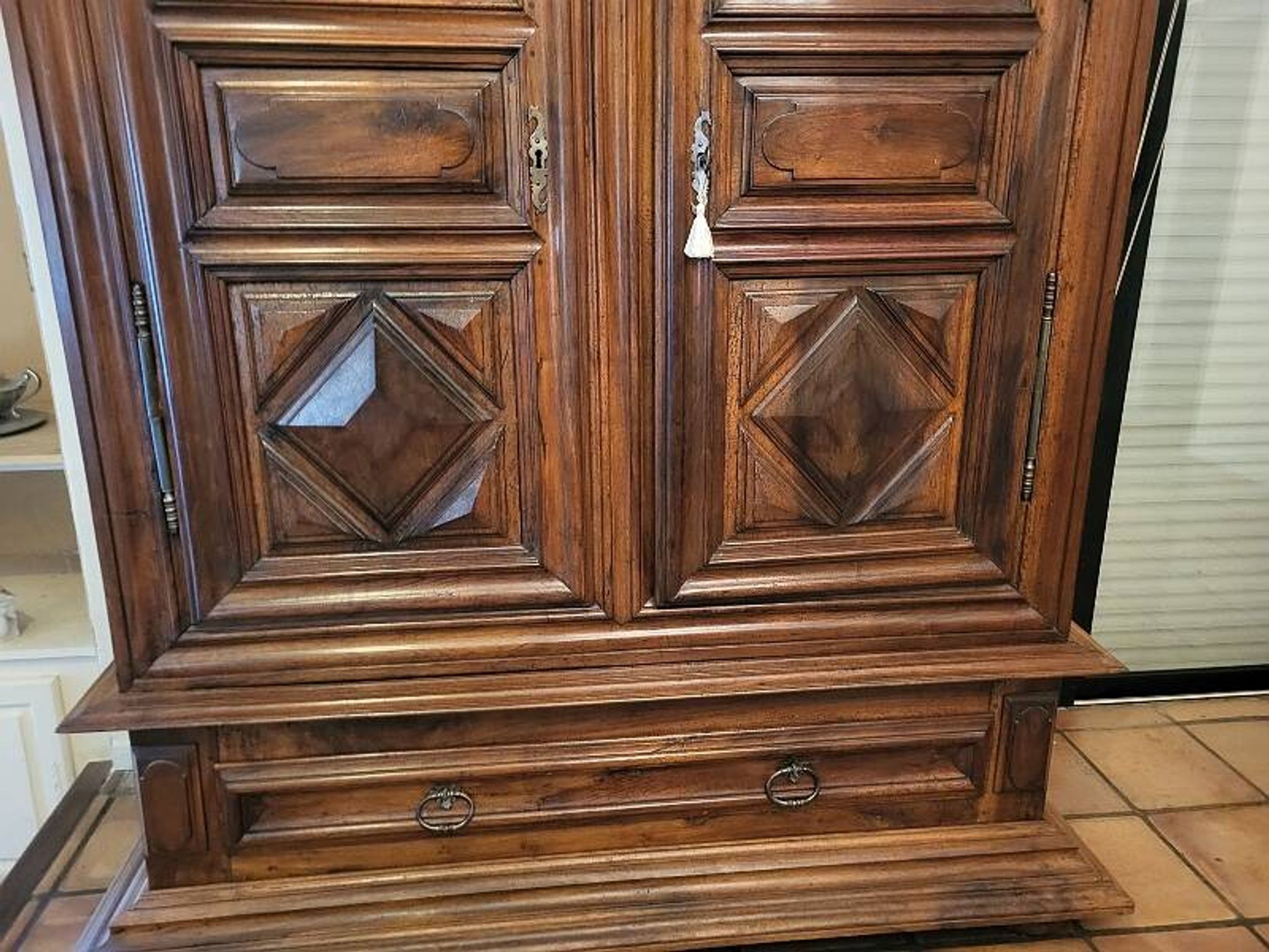 Armoire Louis XIII en noyer pointe de diamant et 2 portes, XVIIIème siècle