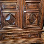 Armoire Louis XIII en noyer pointe de diamant et 2 portes, XVIIIème siècle