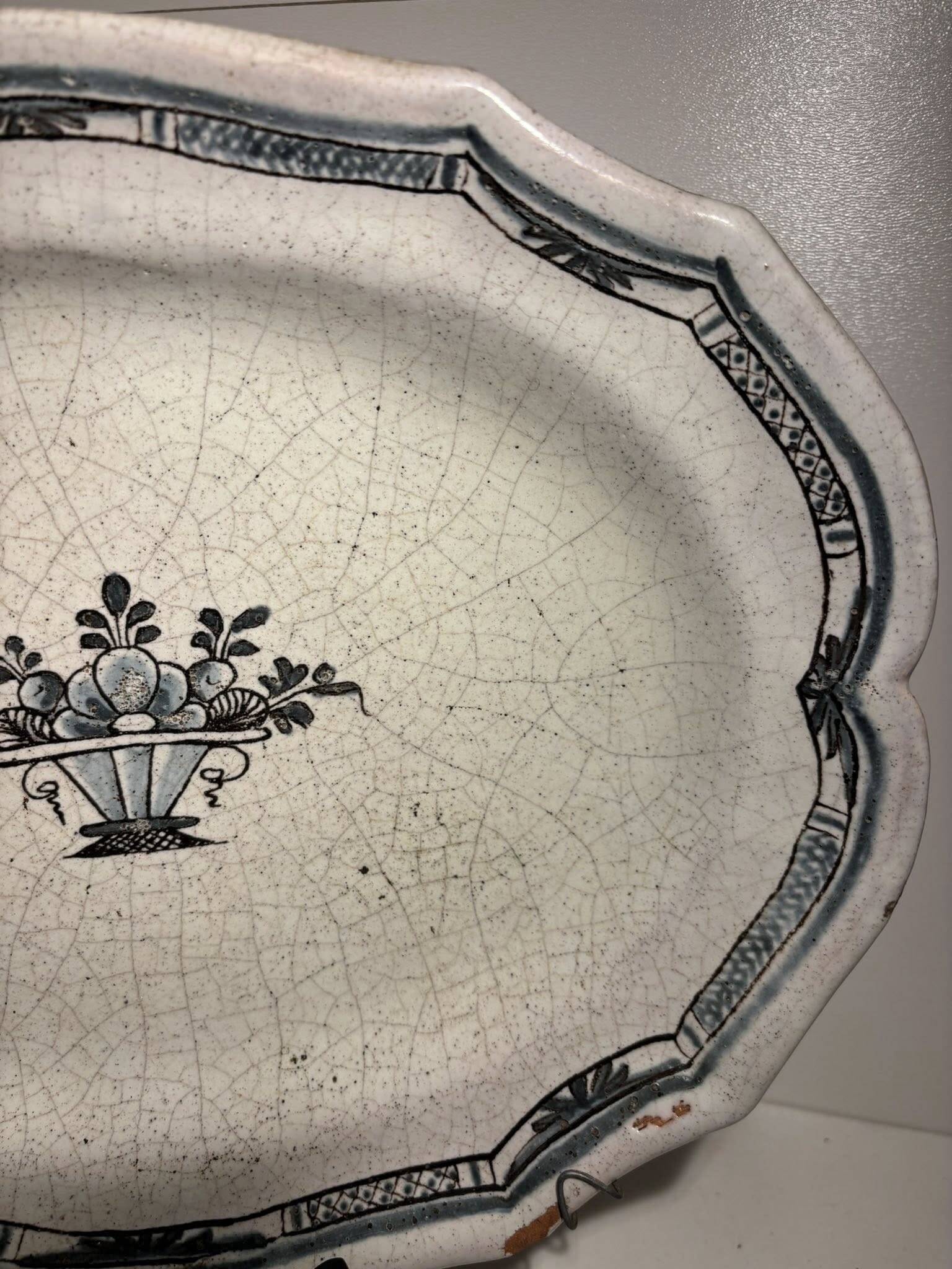 Old black ass type dish