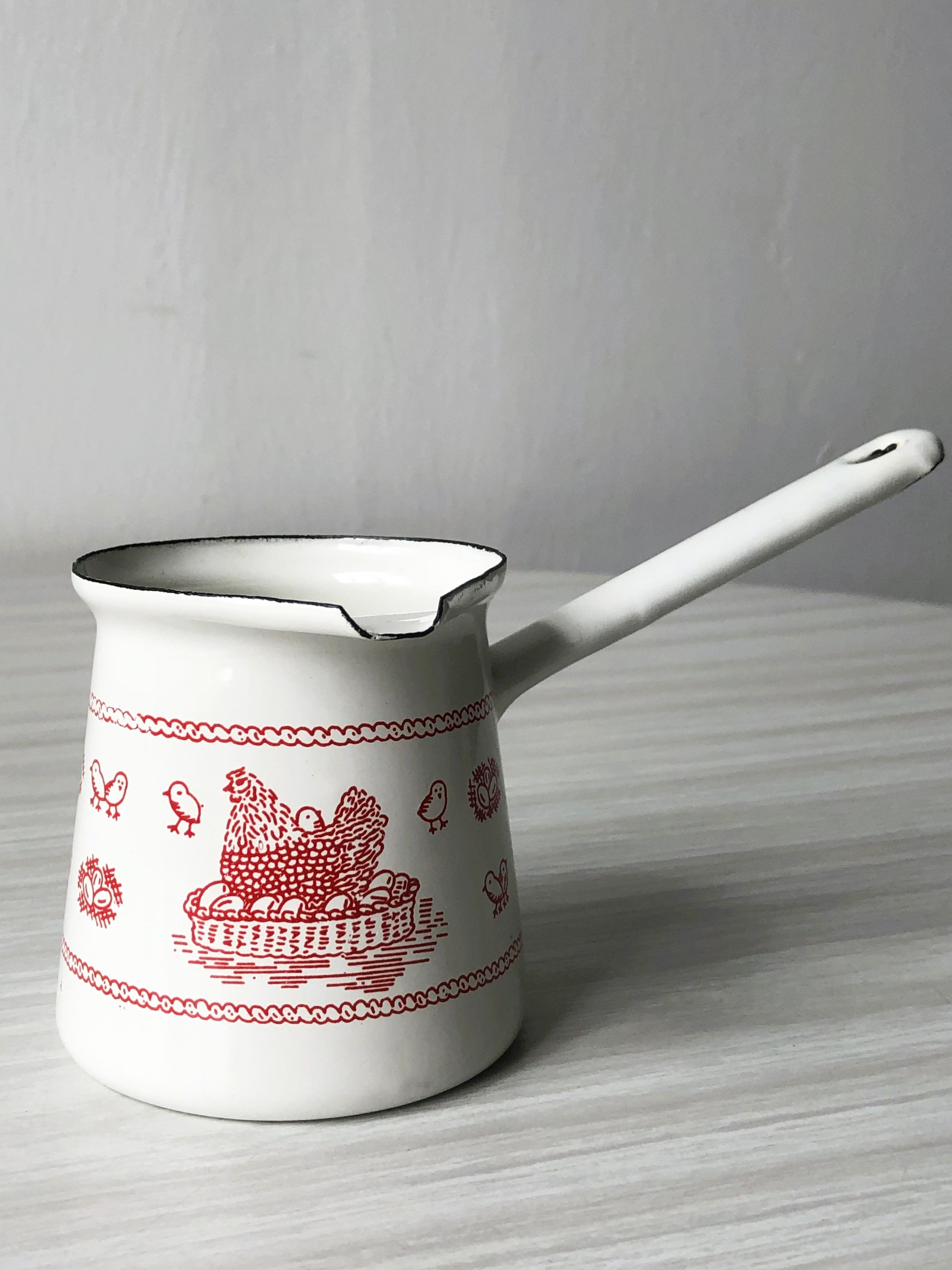 Turkish coffee maker - antique milk jug in white enamel Come Poupoule Genevière Lethu.