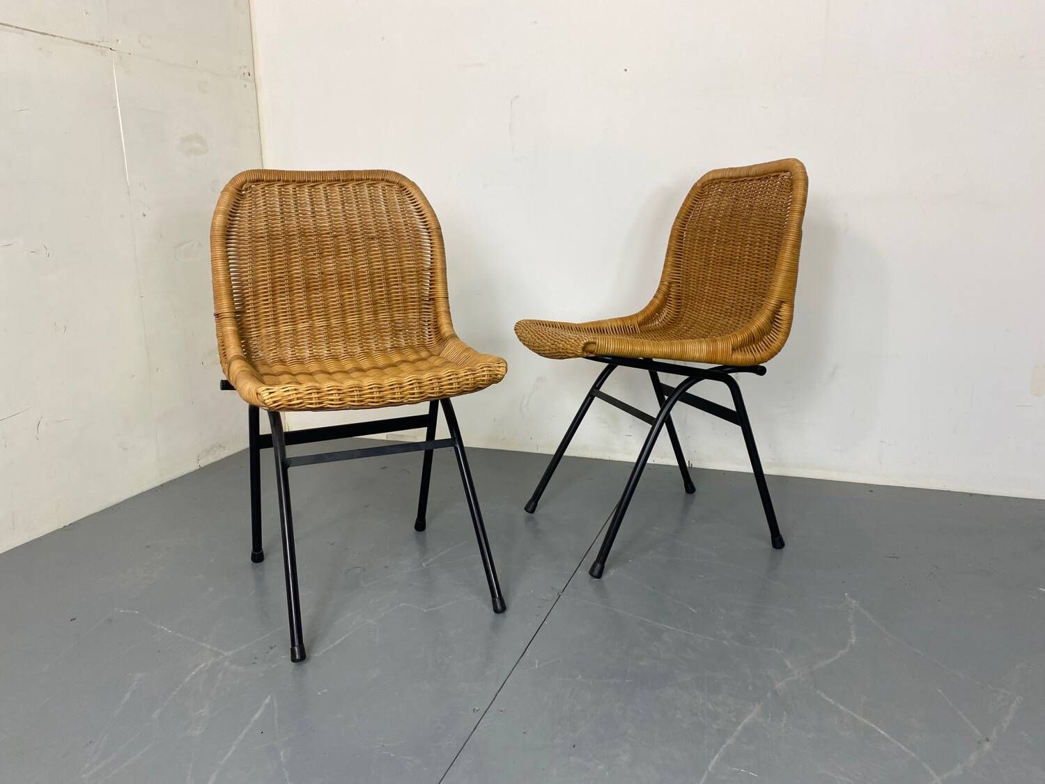 Set of 2 mid-century modernist wicker and black steel dining chairs, 1950s