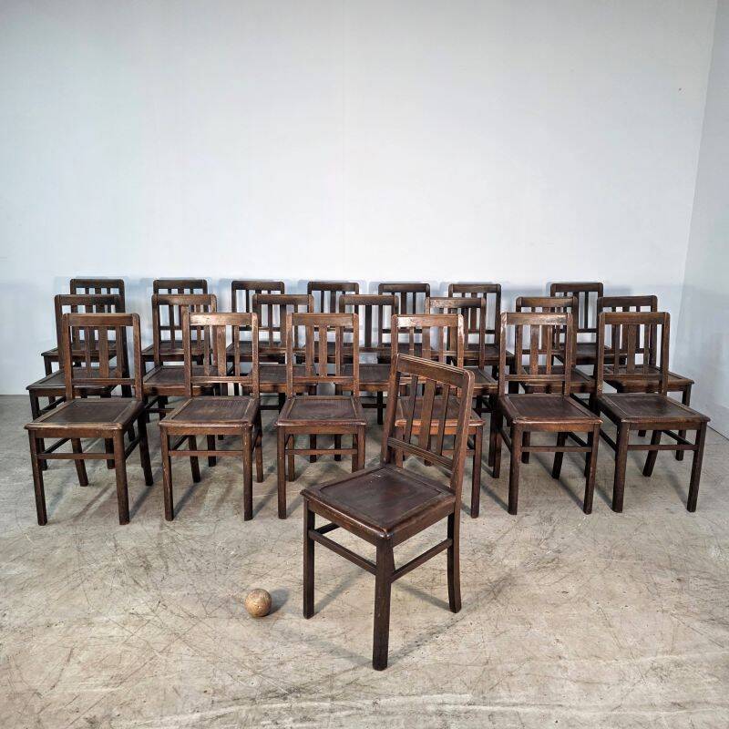 Ensemble de 21 chaises de café en hêtre