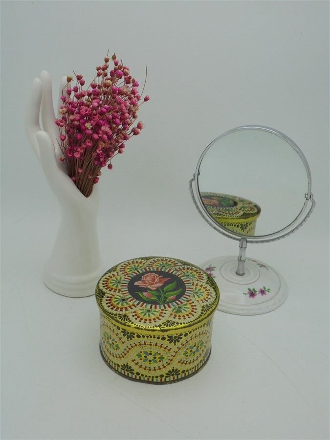 Boîte en métal repoussé