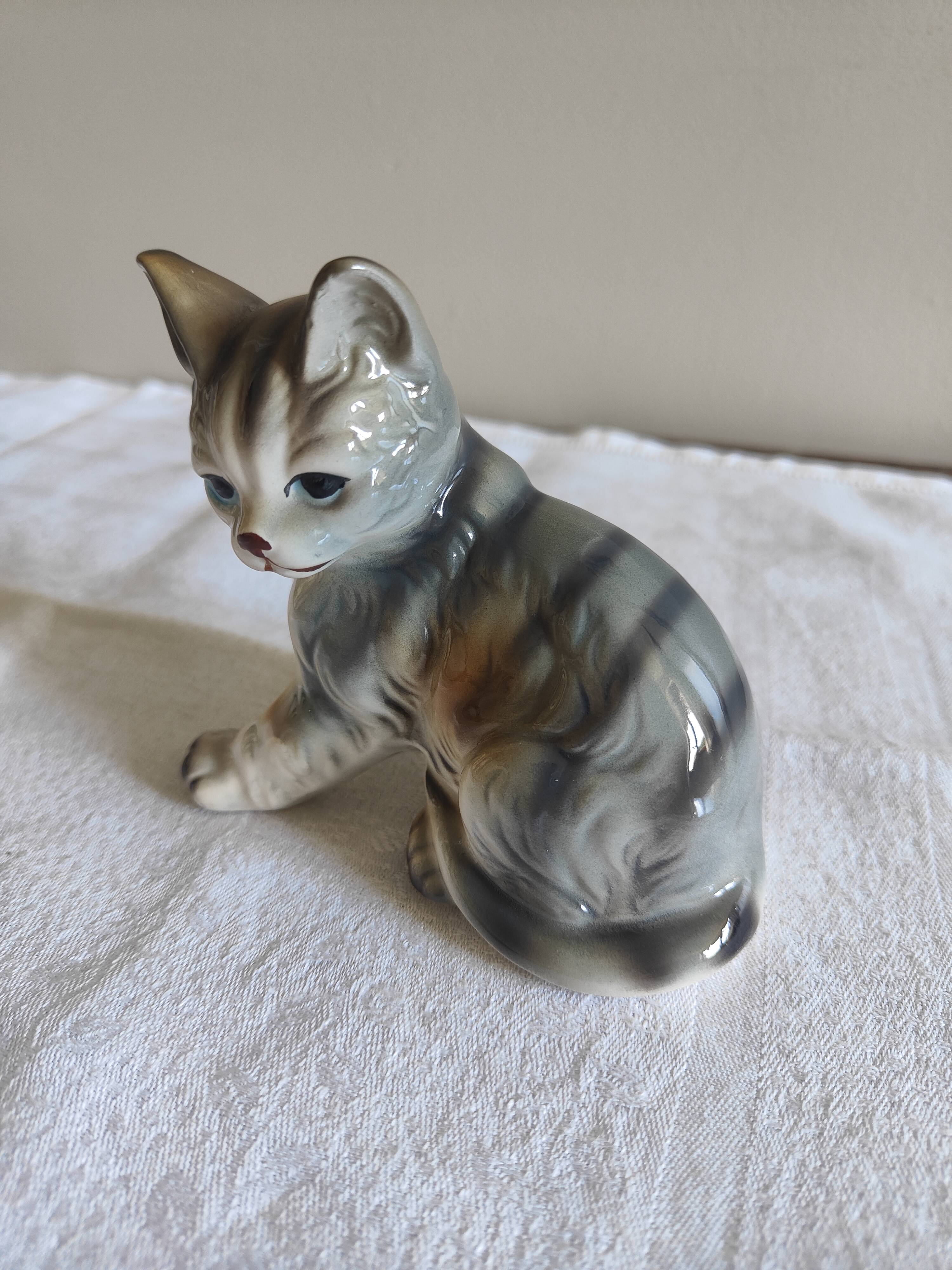 Figurine, Cat statuette, in old 20th century enameled ceramic. Animal figurine, vintage feline