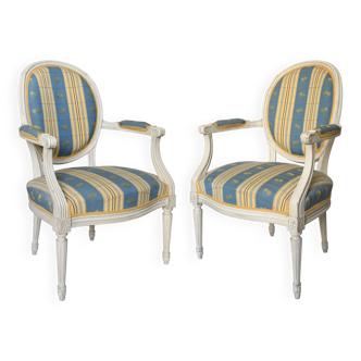 Pair of armchairs with medallion backs in white lacquered wood, Louis XVI style