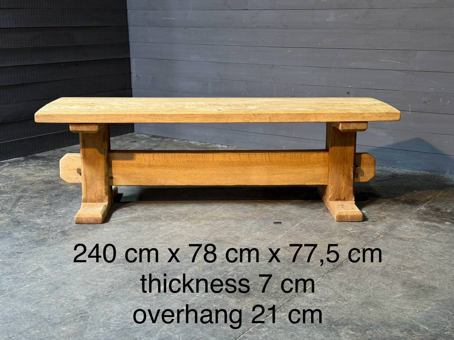 Table de style monastère
