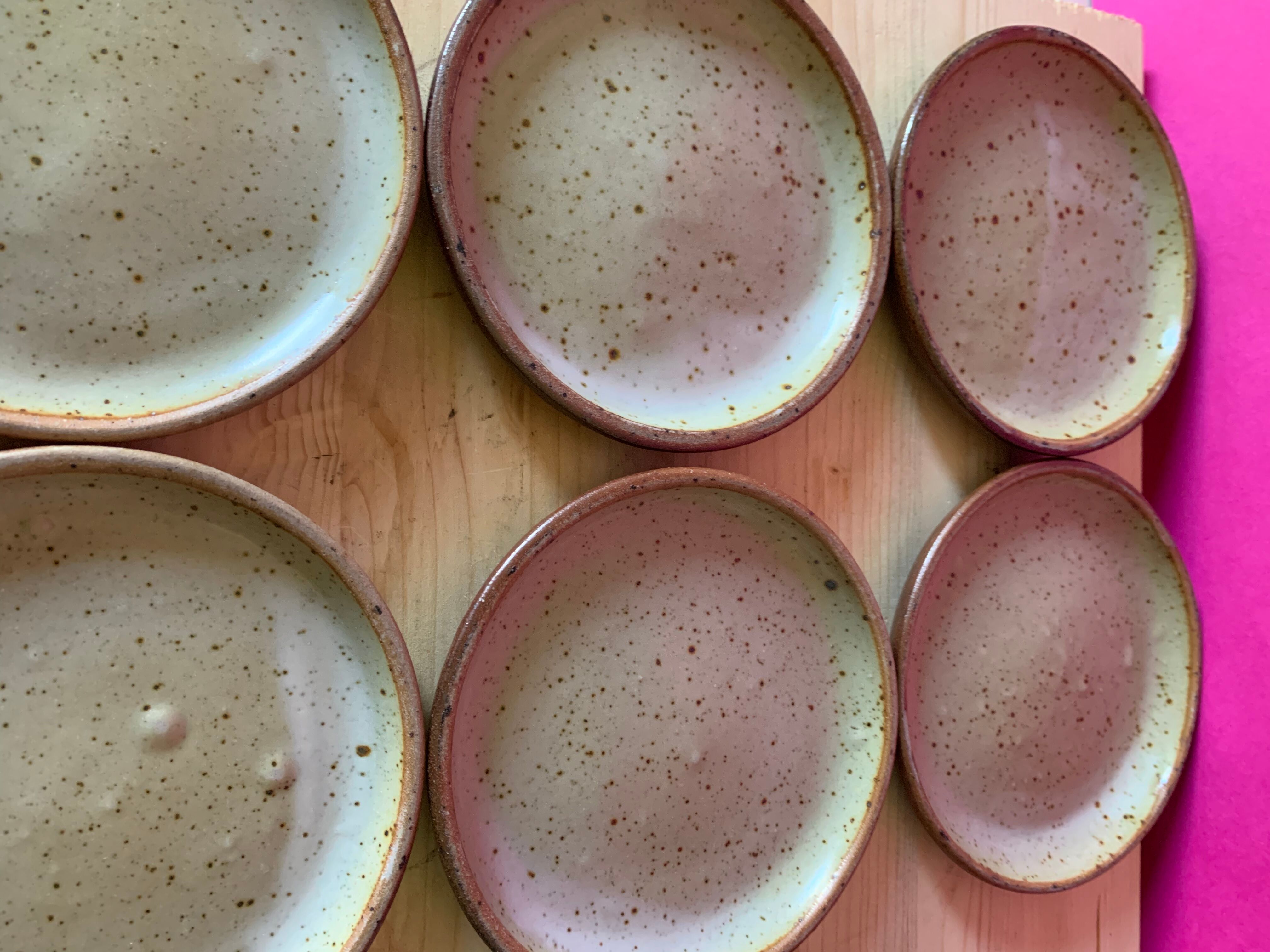 6 stoneware plates