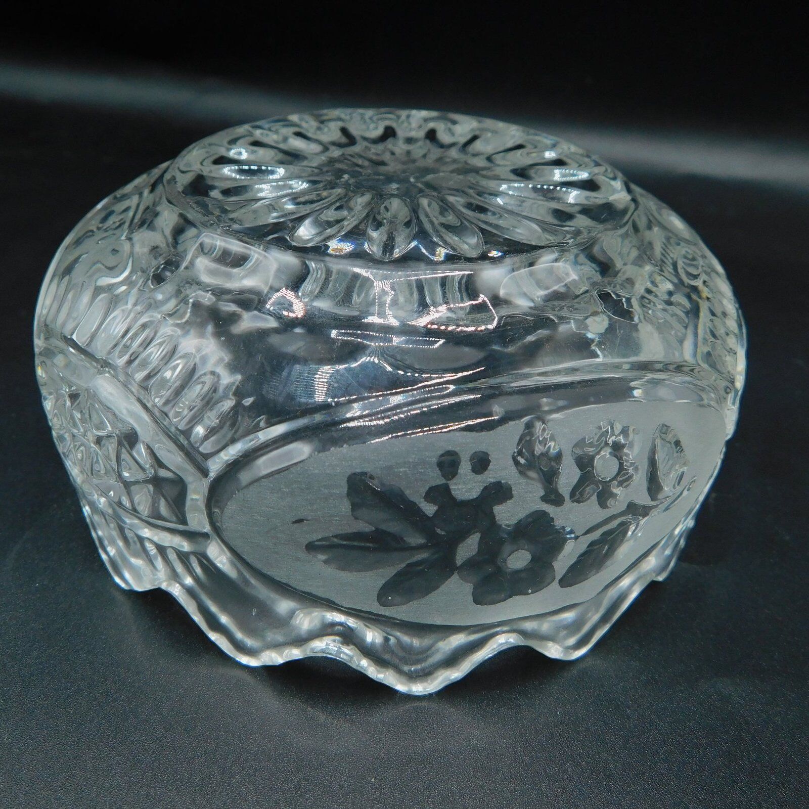 Vide-pocket / crystal cup with floral decoration