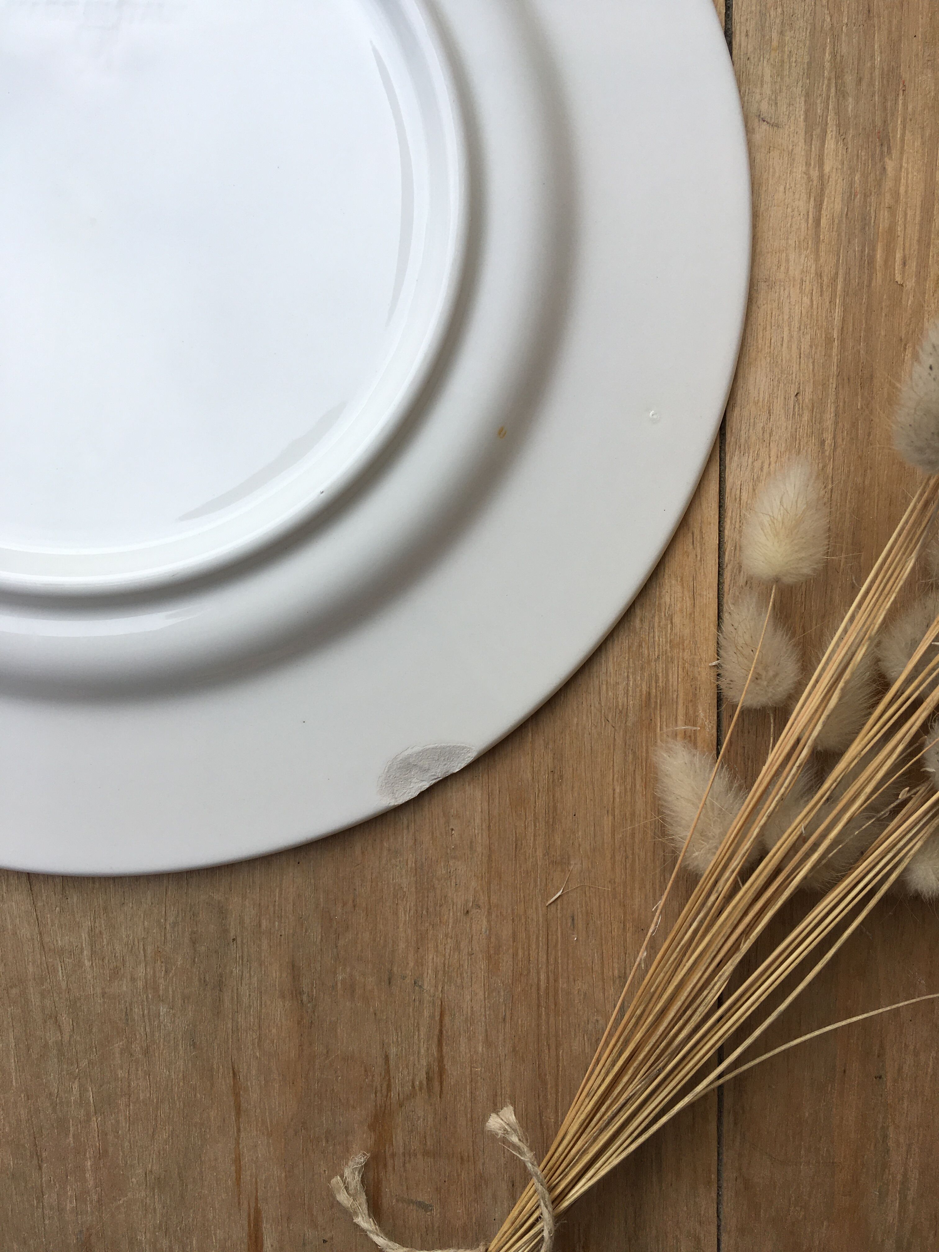 Flat plates with blue trims Quadrifoglio