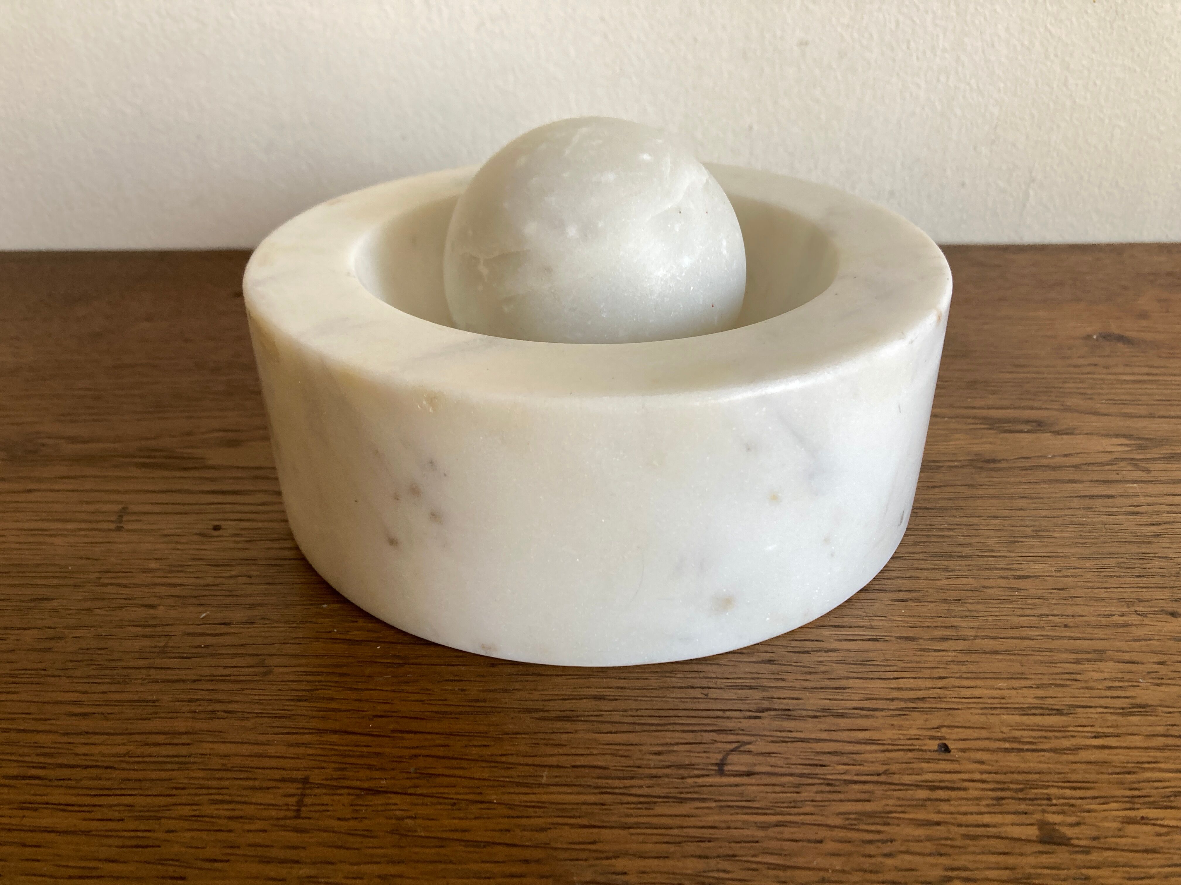 Space Age XXL ashtray in white marble, Italian design 1970.