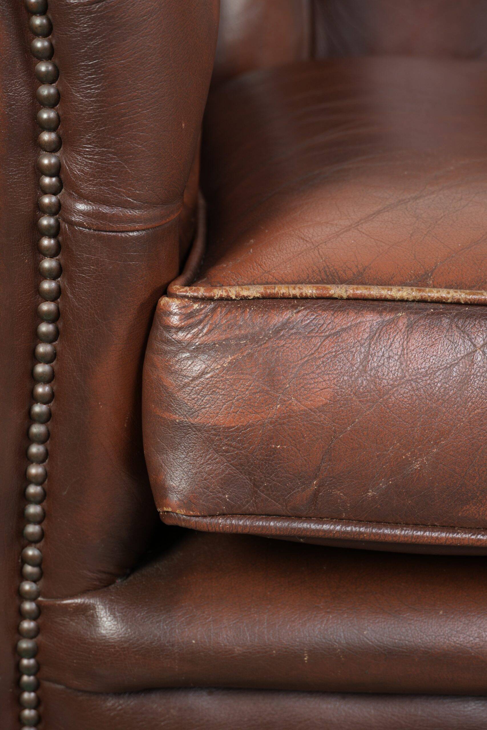Canapé chesterfield 2,5 places en cuir de vachette vintage au look robuste