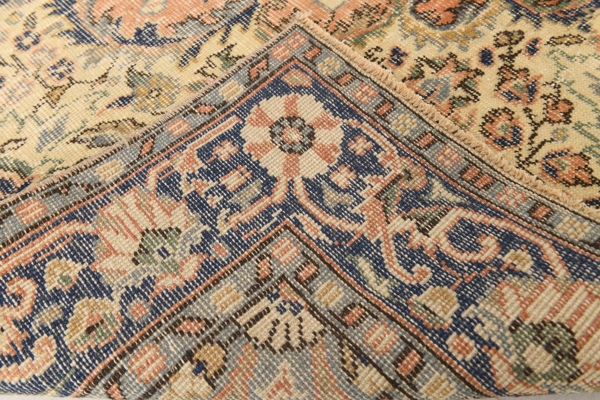 Vintage Turkish rug in red and beige with floral medallion, 199 × 288 cm