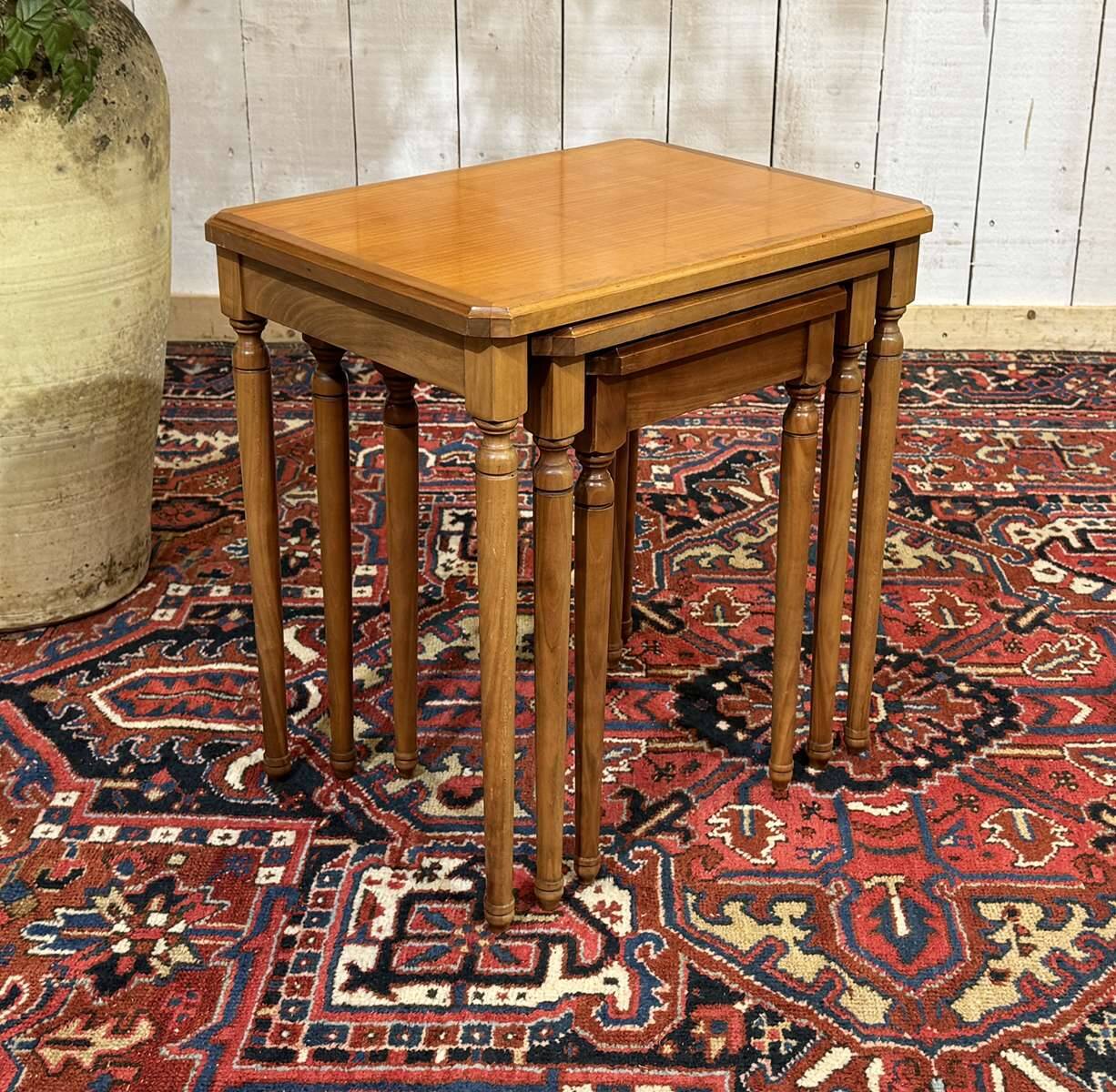 Set of 3 nesting tables in cherry wood from the 1960s.
