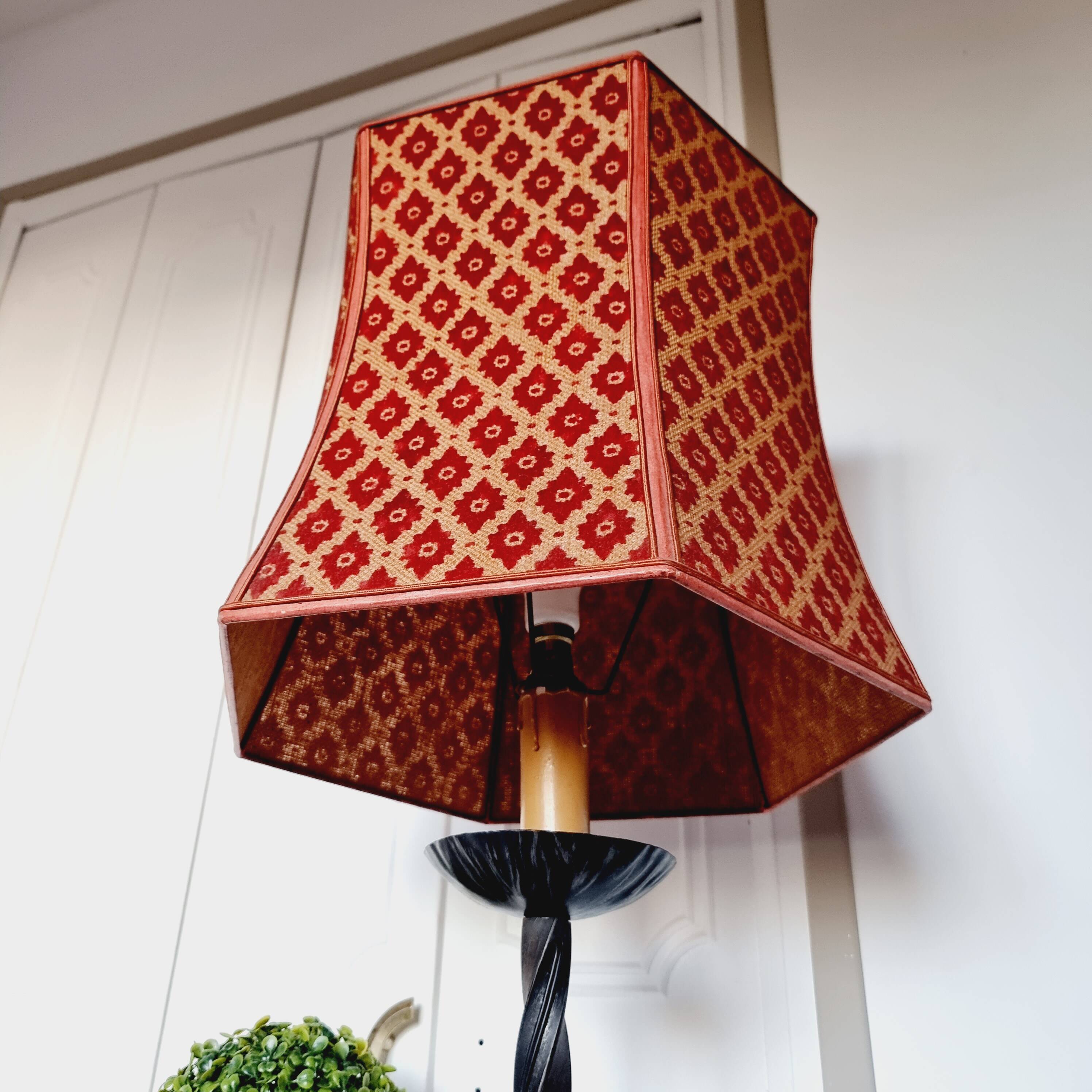 Grande Lampe de Table des années 60 en fer tourné et forgé avec un grand abat-jour vintage en velour