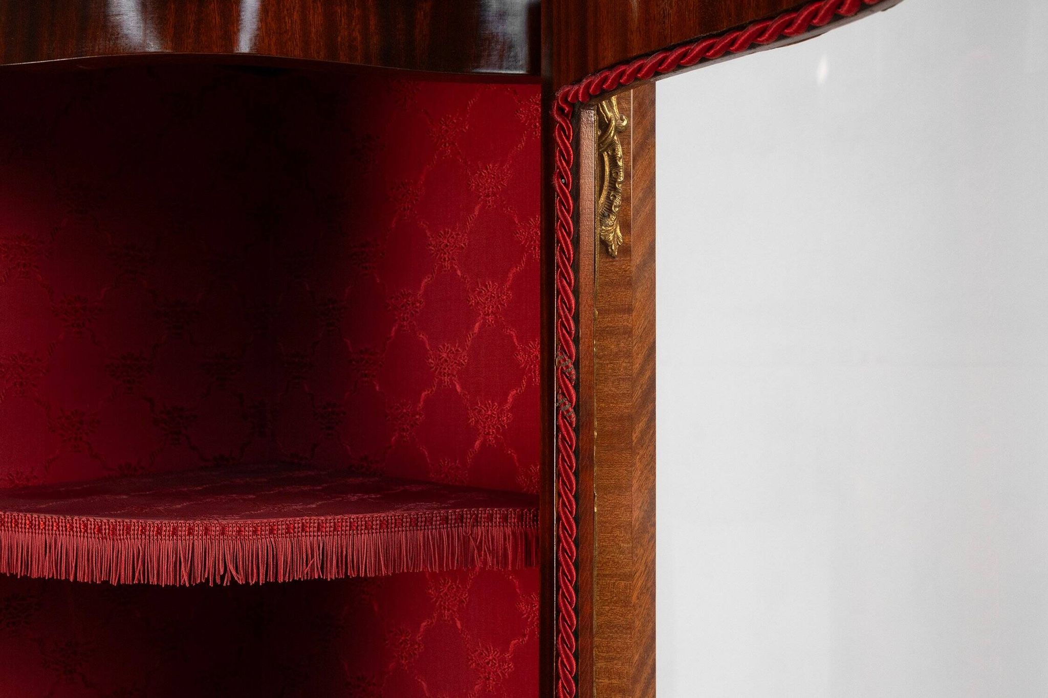 Cabinet d'angle de style Louis XV en verre cintré, 1950