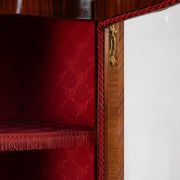 Cabinet d'angle de style Louis XV en verre cintré, 1950