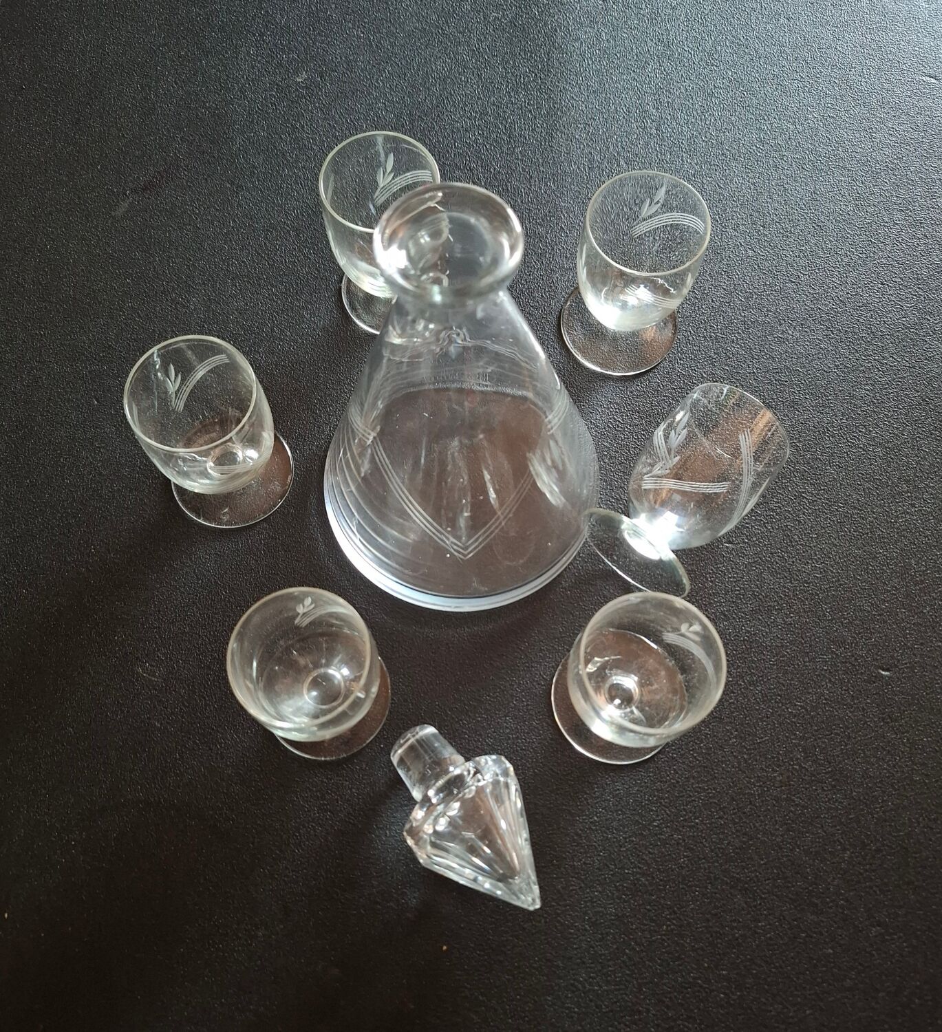 Port decanter and its 6 glasses
