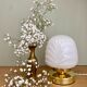 Lampe à poser globe vintage en opaline blanche
