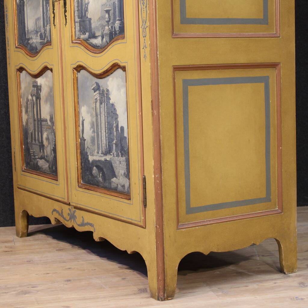 Petite armoire piémontaise laquée, dorée et peinte du 20e siècle.