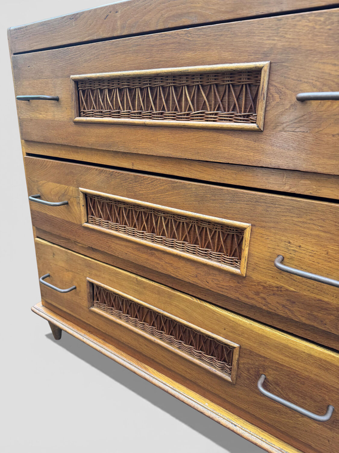 Vintage 1970s chest of drawers: wood and rattan, splayed legs.
