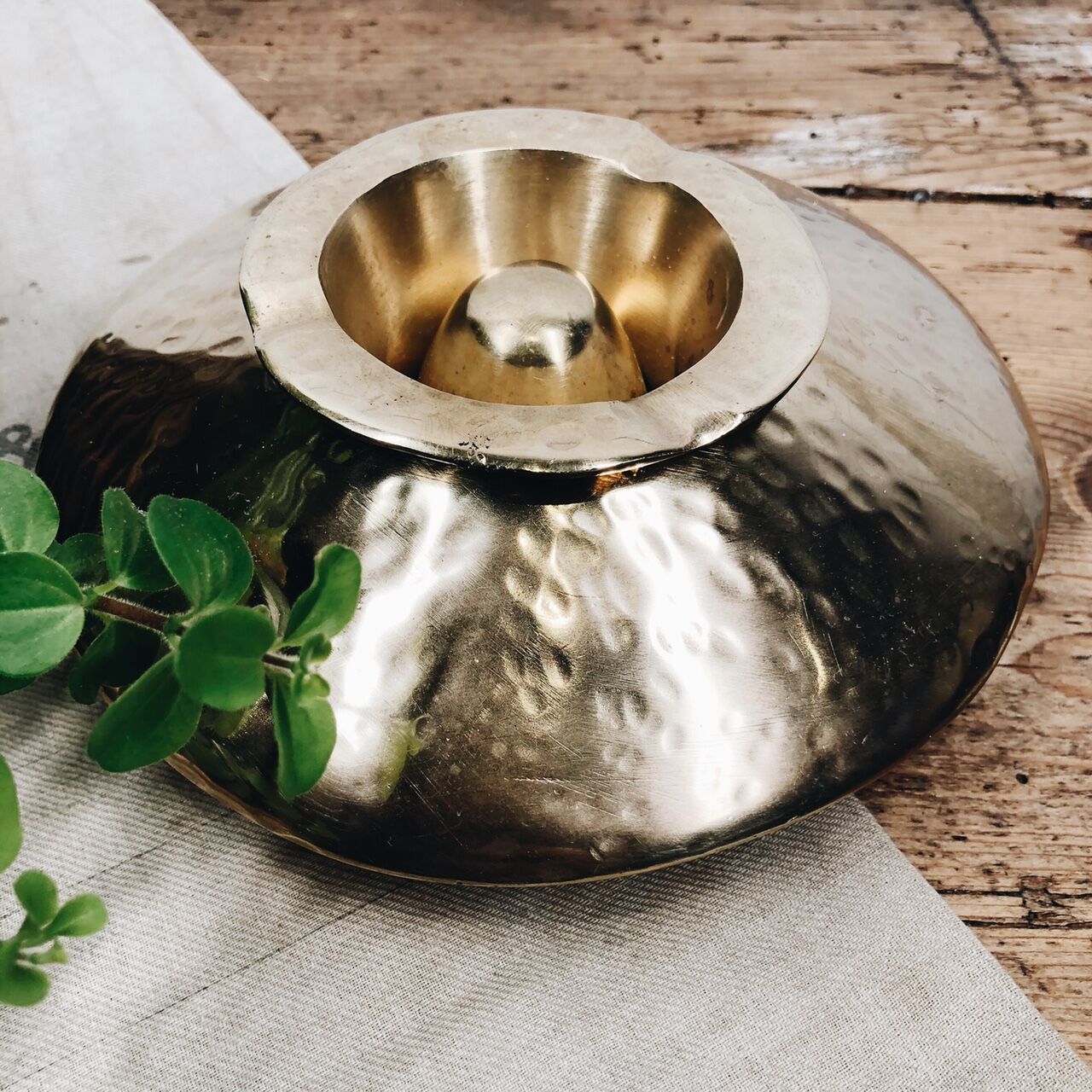 Vintage "saucer" ashtray in hammered brass