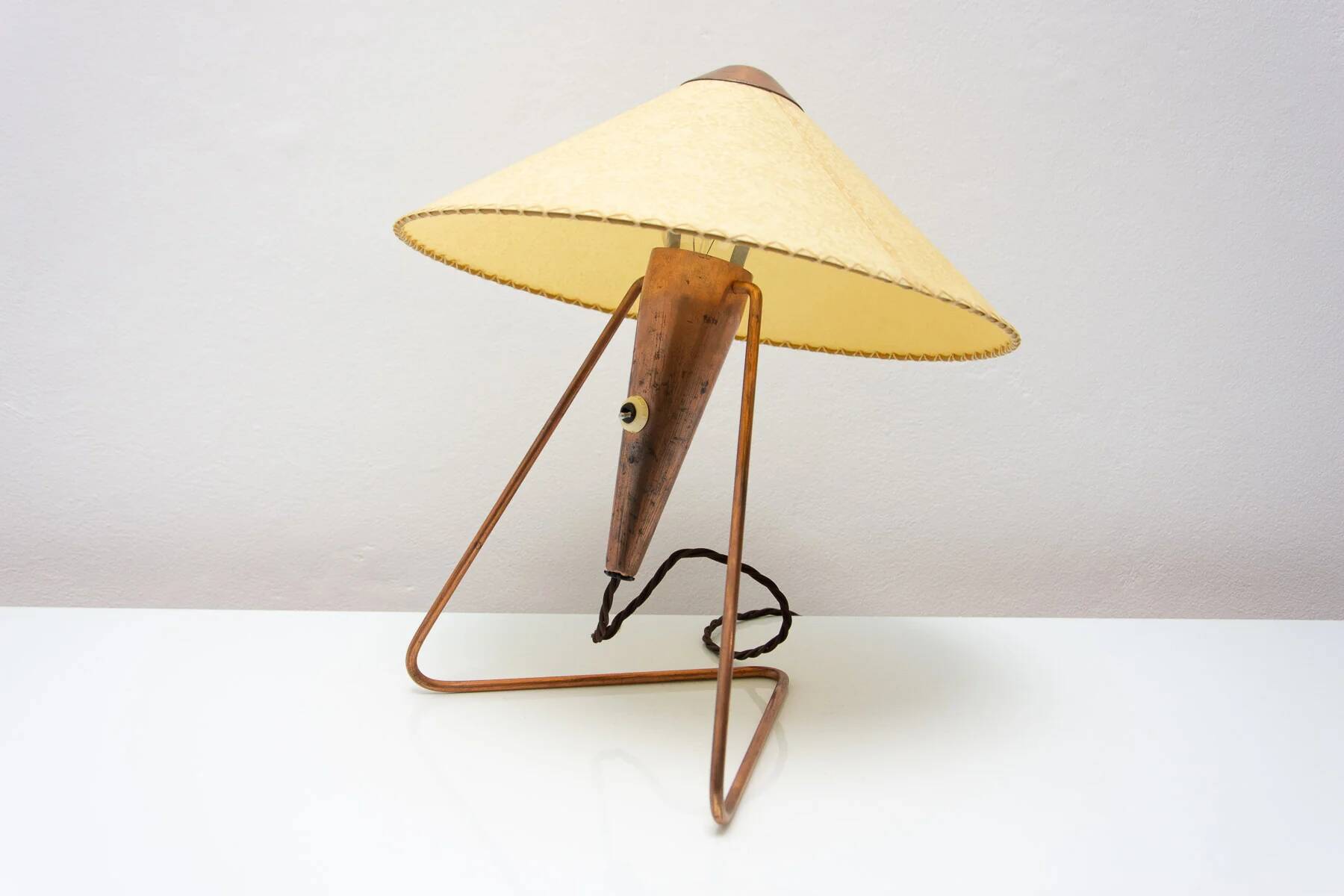 Lampe de table trépied tchèque des années 50 par Helena Frantová.