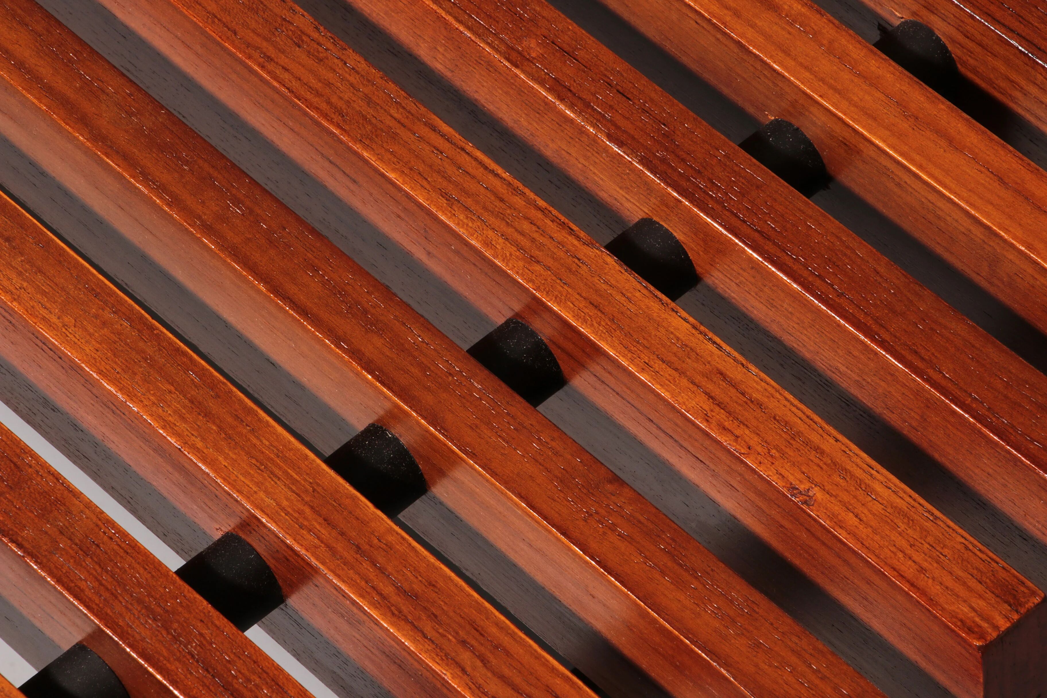 Banc en teck et métal, fabriqué en Italie, années 1970