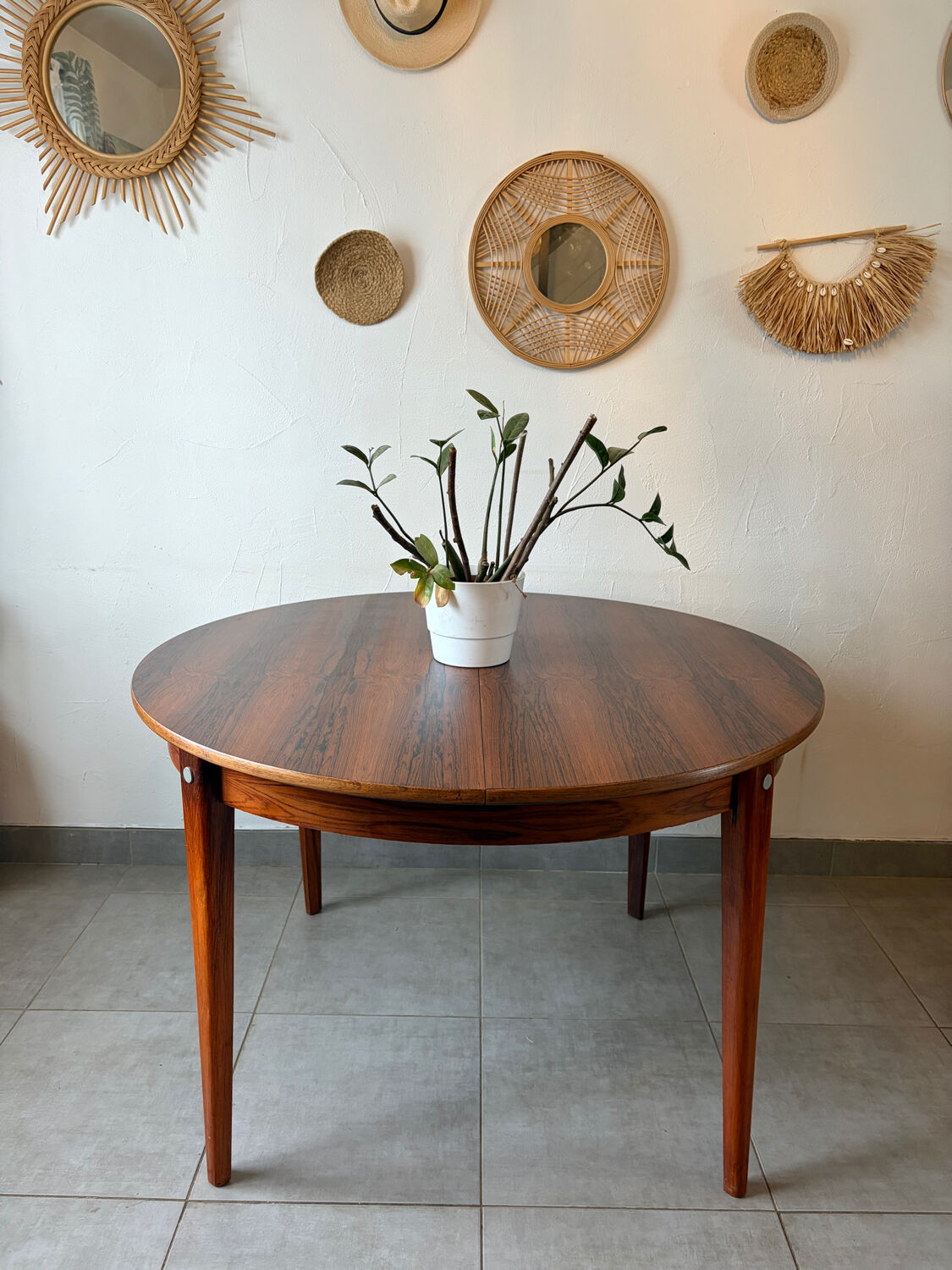 Extendable round table in Rio rosewood.