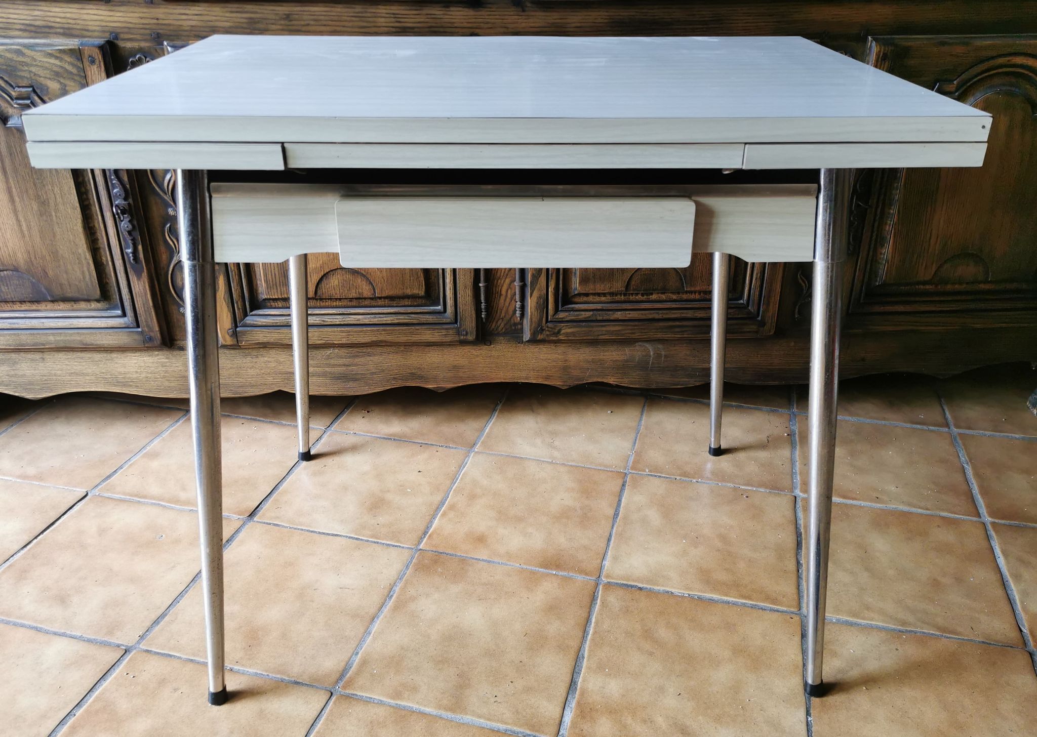 Formica table with extensions