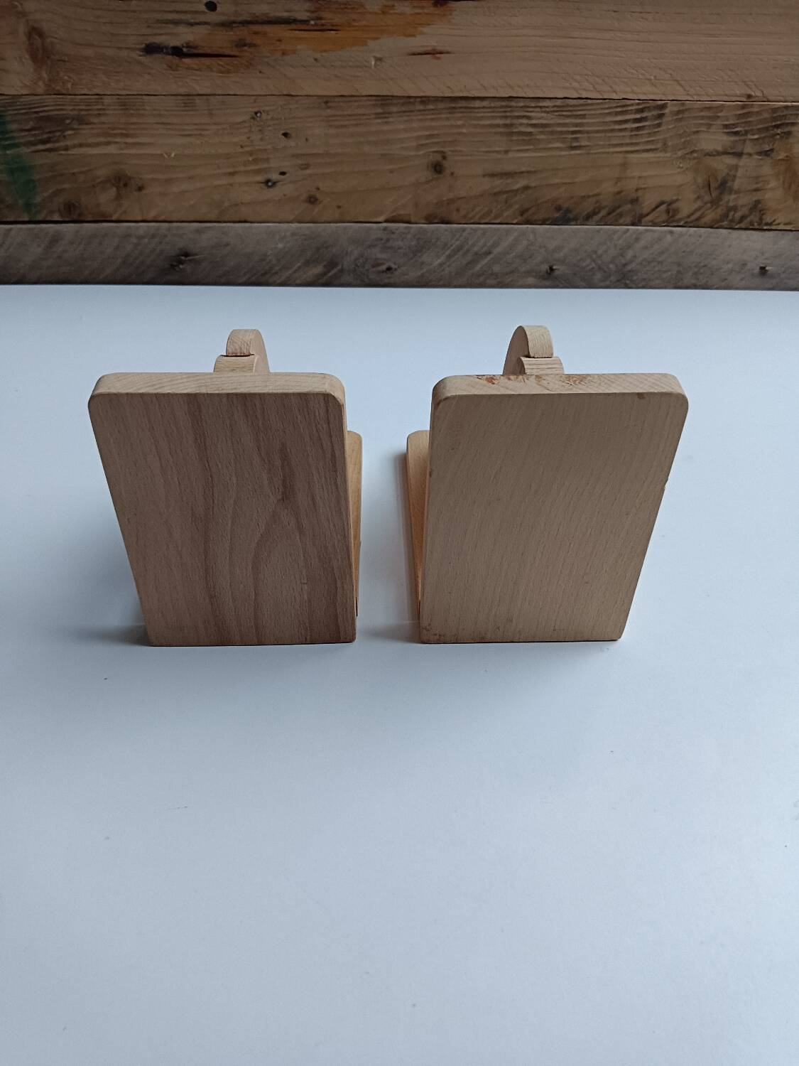 Serre-livres en bois brut figurant des oiseaux
