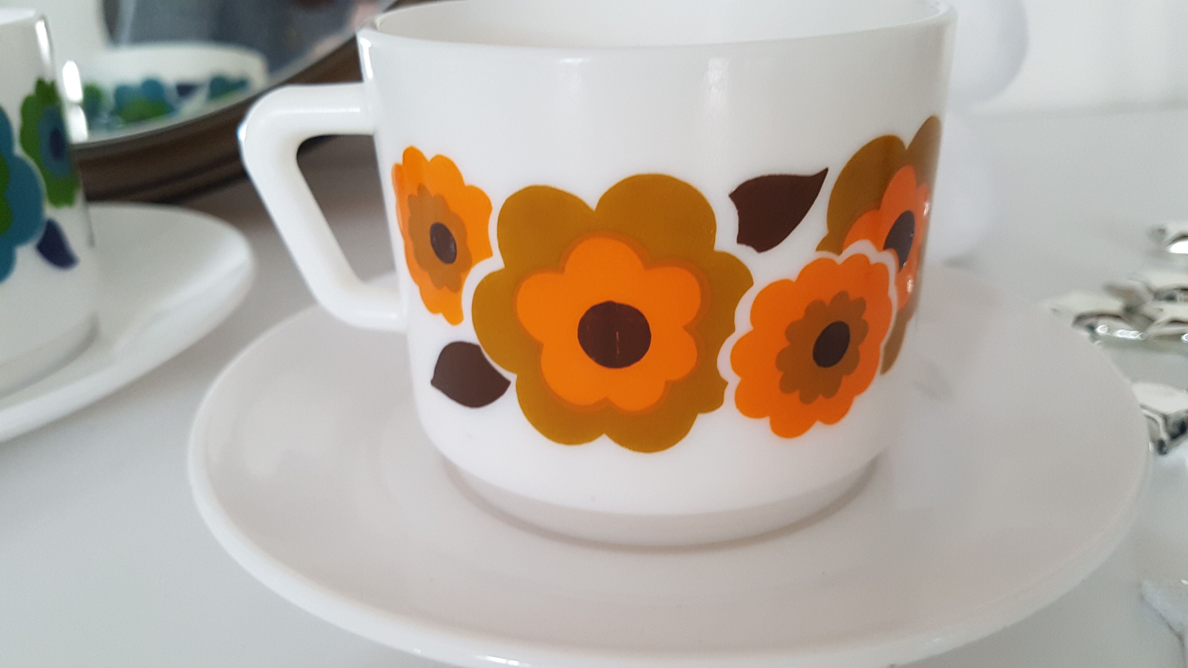 3 large Lotus Arcopal coffee cups