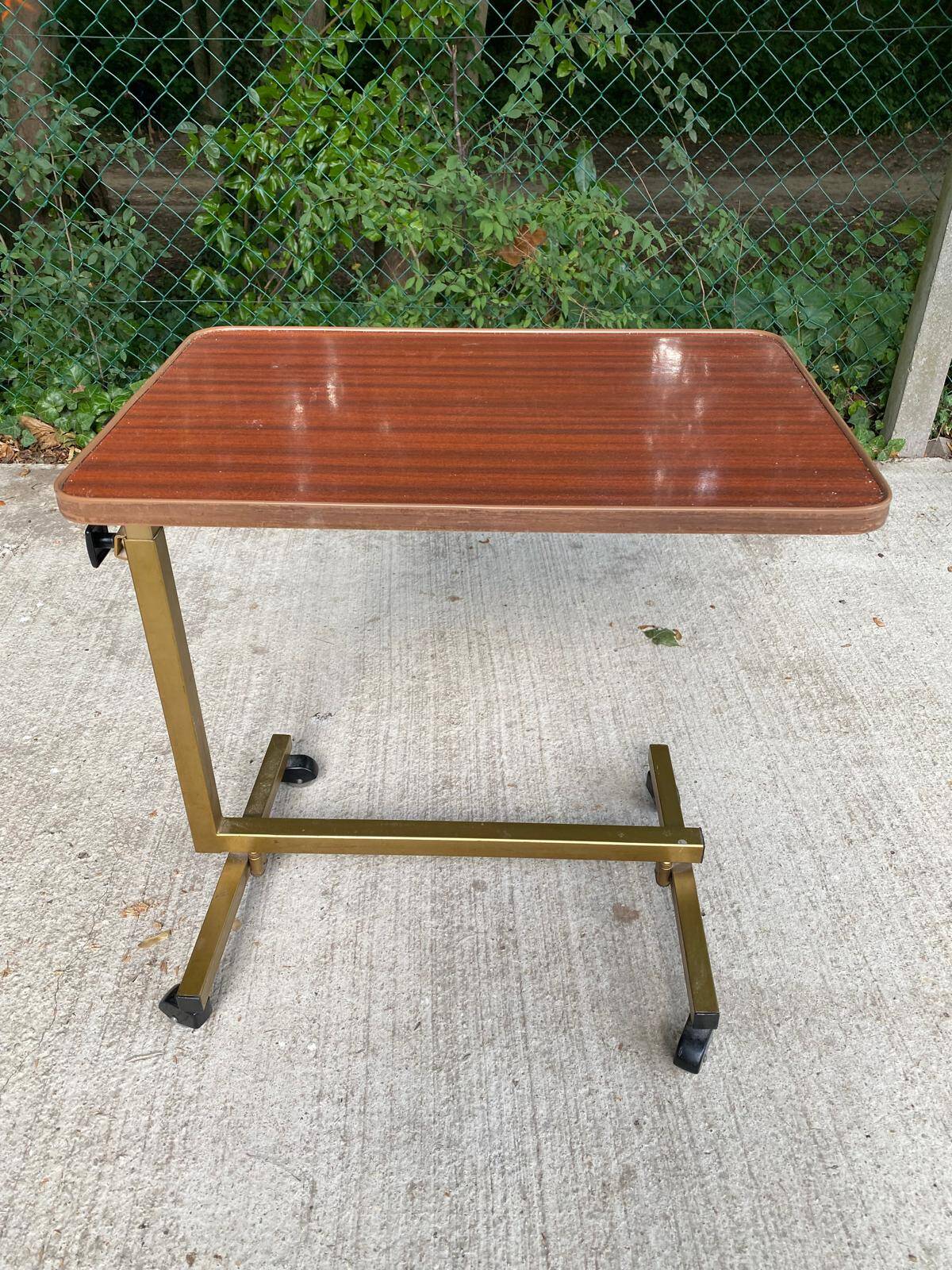 Foldable and adjustable serving trolley in wood and gold-plated steel