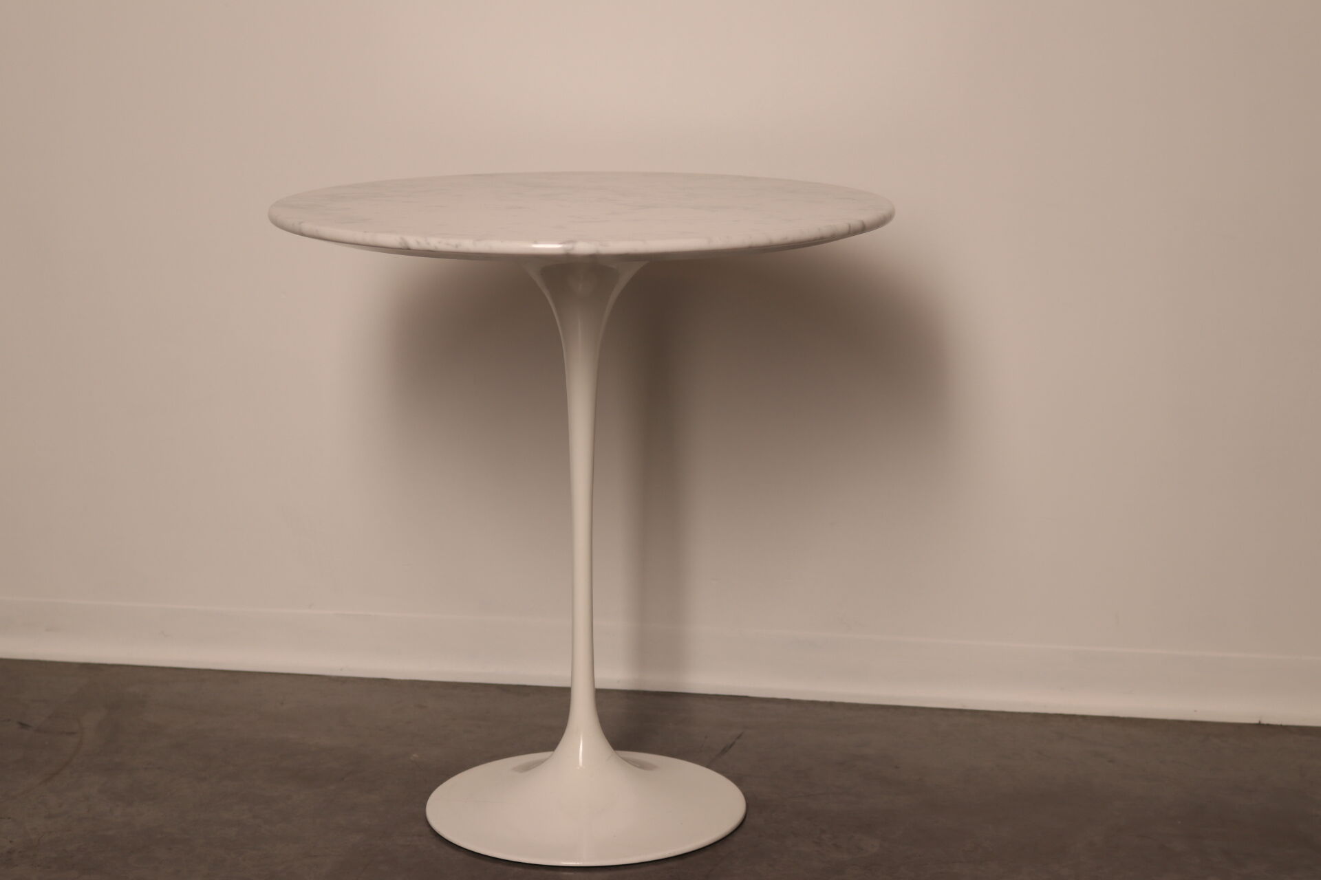 Coffee or side table in white marble by Eero Saarinen for Knoll
