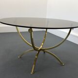 Table basse en laiton et verre fumé années 1970