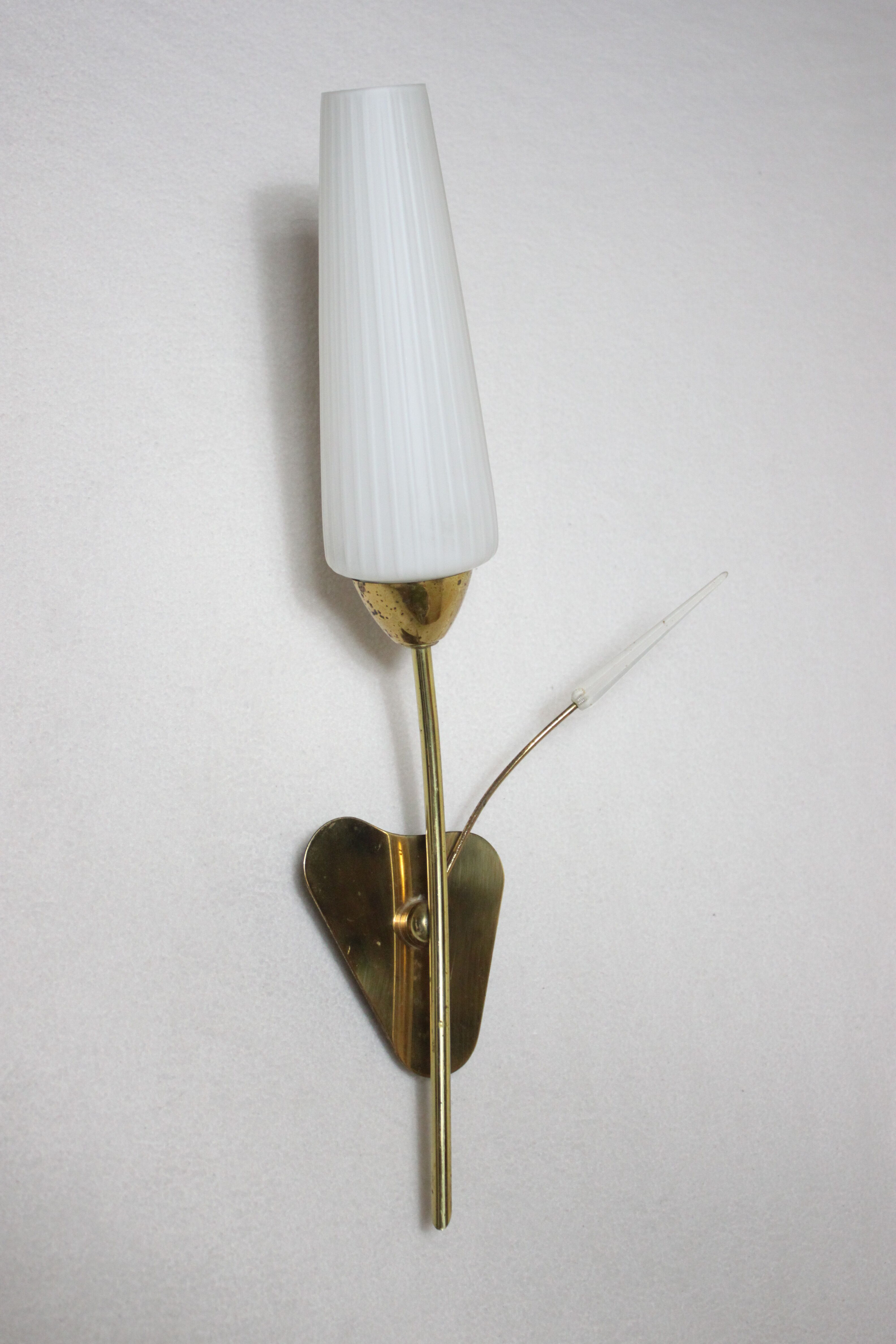 Applique en laiton et opaline 1960