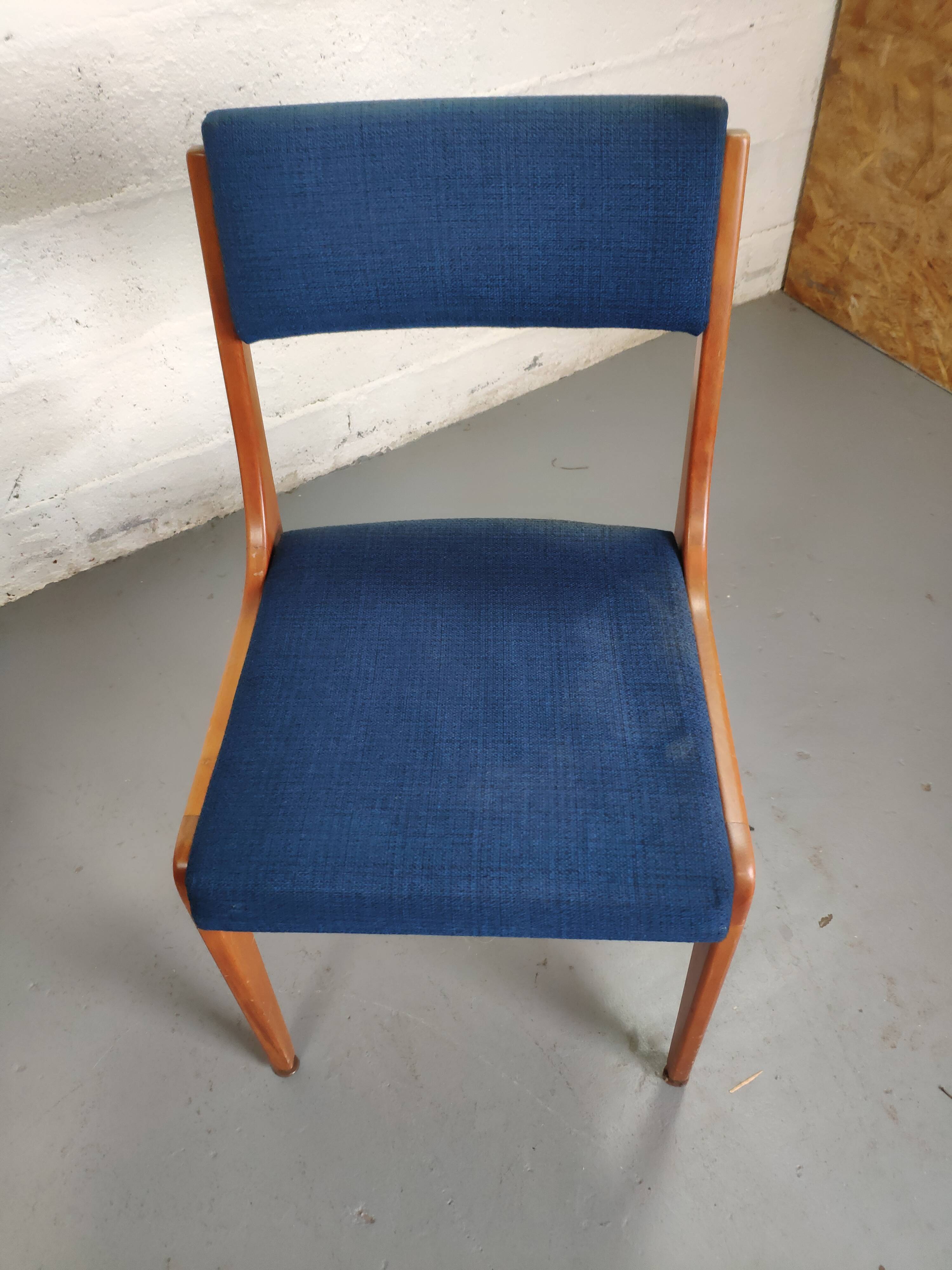 Lot de 4 chaises vintage piètement bois et tissu bleu circa 60