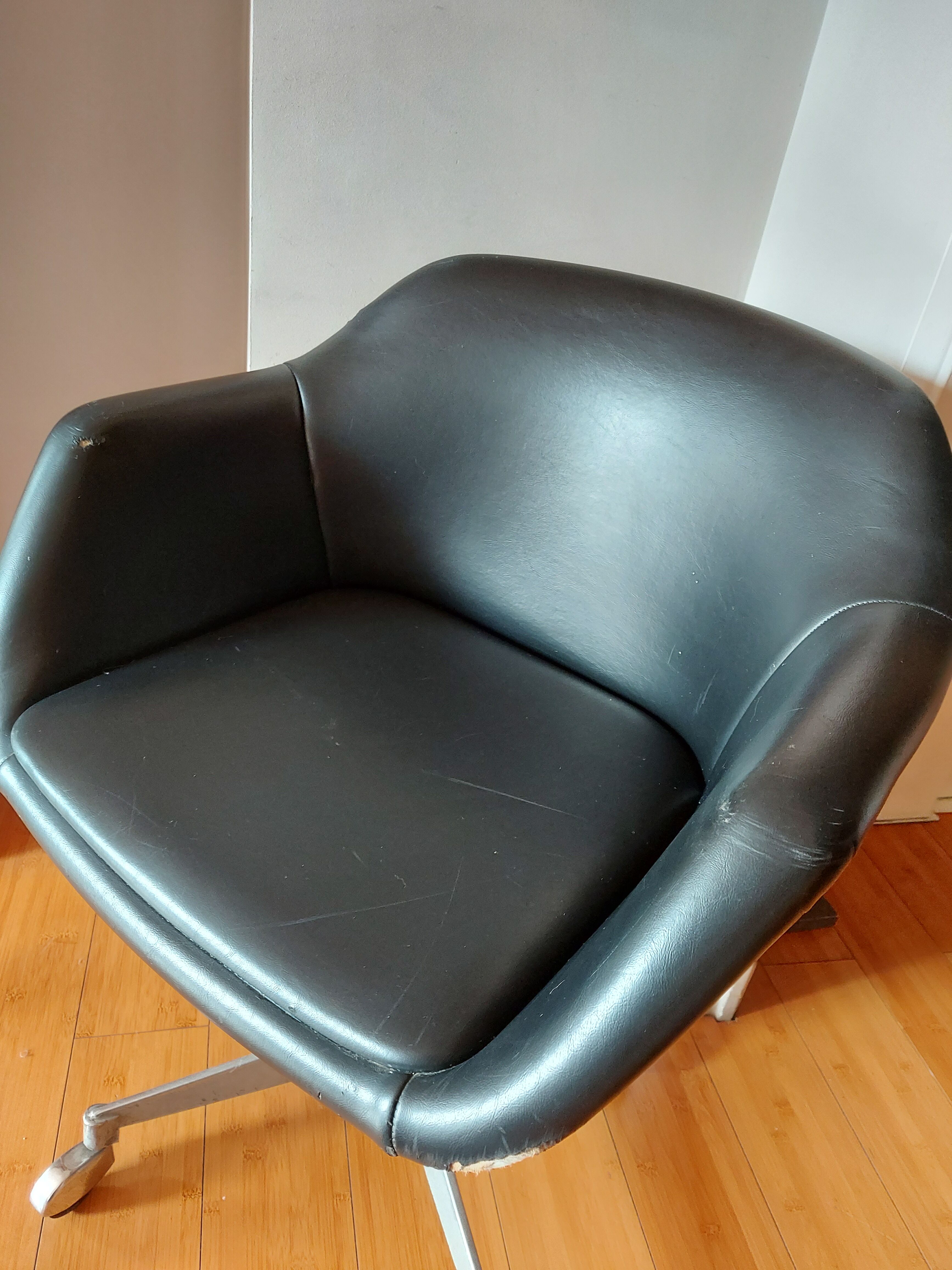 Strafor swivel-hulled office chair