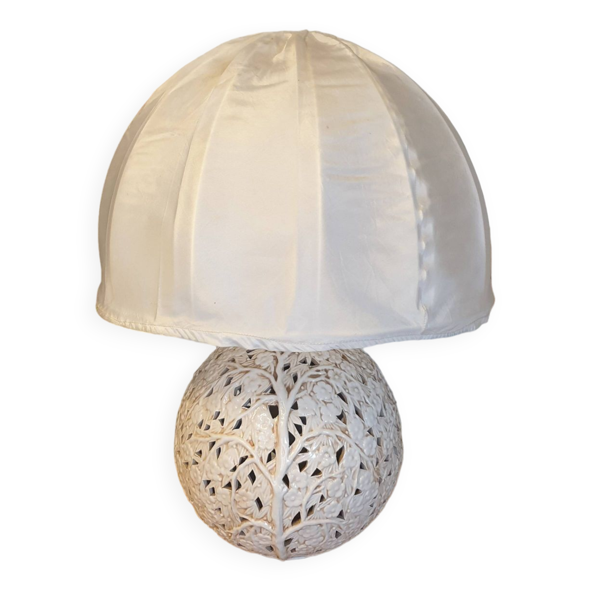 Openwork ceramic lamp
