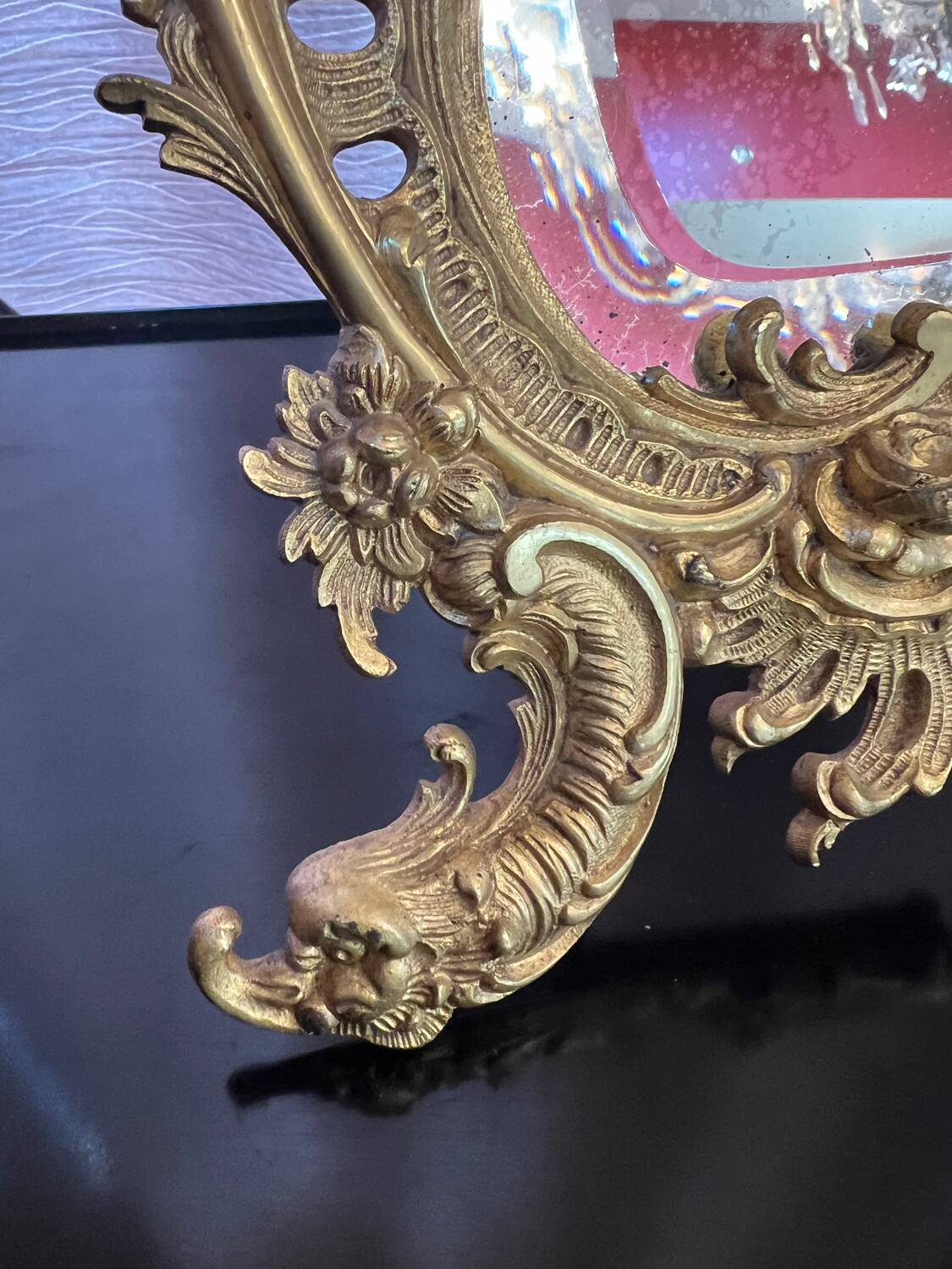Beveled mirror in gilt bronze