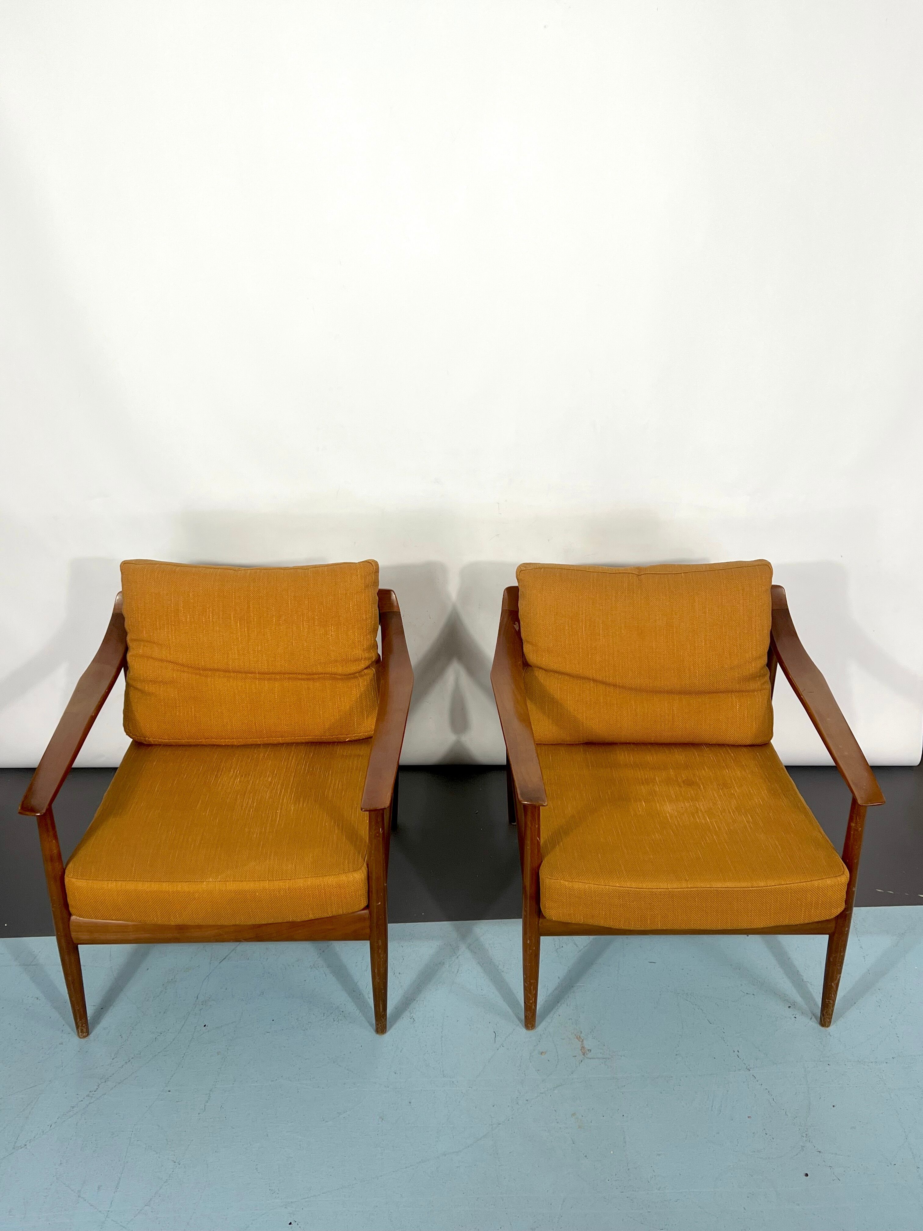 Mid-century modern pair of Walter Knoll armchairs model 550 from 50s